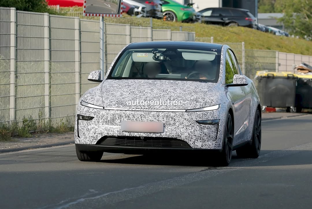 伪装中的新款Model Y高性能版在赛道被拍到 📸 @theautoevolution #MYP #modelYperformance #teslaclubofamerica #nürburgring @teslaclubofamerica