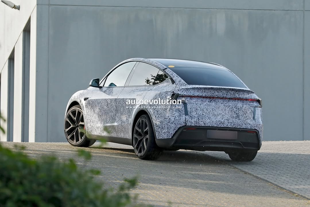 伪装中的新款Model Y高性能版在赛道被拍到 📸 @theautoevolution #MYP #modelYperformance #teslaclubofamerica #nürburgring @teslaclubofamerica