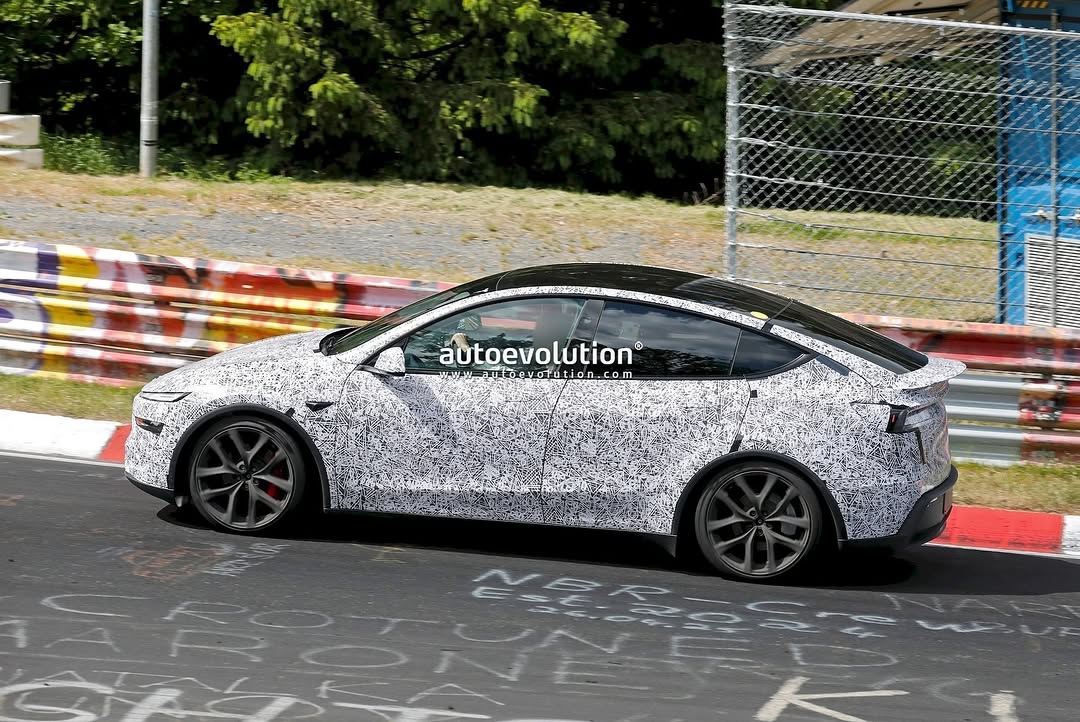 伪装中的新款Model Y高性能版在赛道被拍到 📸 @theautoevolution #MYP #modelYperformance #teslaclubofamerica #nürburgring @teslaclubofamerica