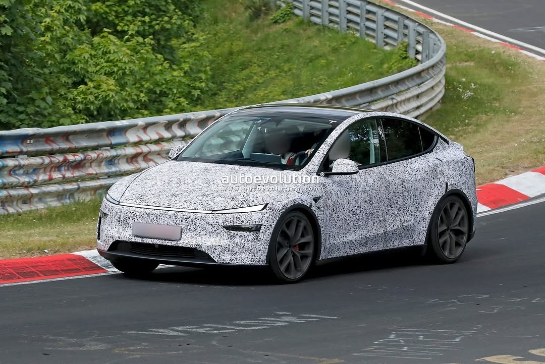 伪装中的新款Model Y高性能版在赛道被拍到 📸 @theautoevolution #MYP #modelYperformance #teslaclubofamerica #nürburgring @teslaclubofamerica