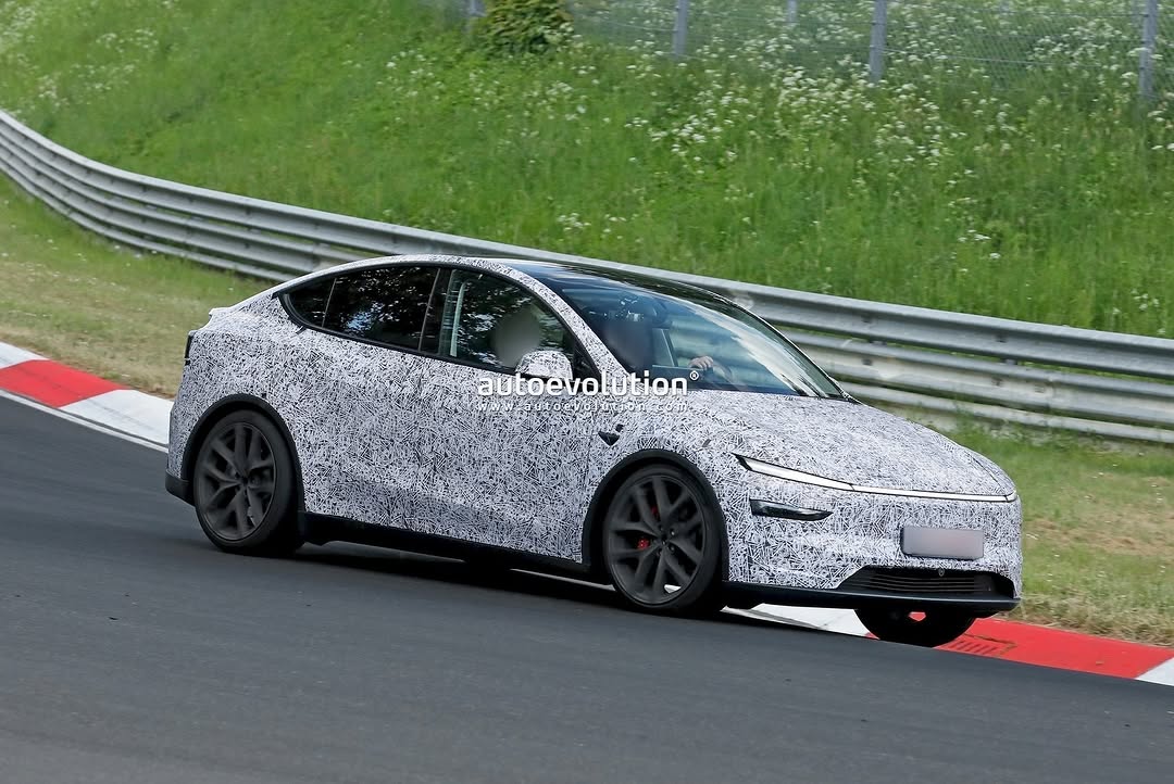 伪装中的新款Model Y高性能版在赛道被拍到 📸 @theautoevolution #MYP #modelYperformance #teslaclubofamerica #nürburgring @teslaclubofamerica