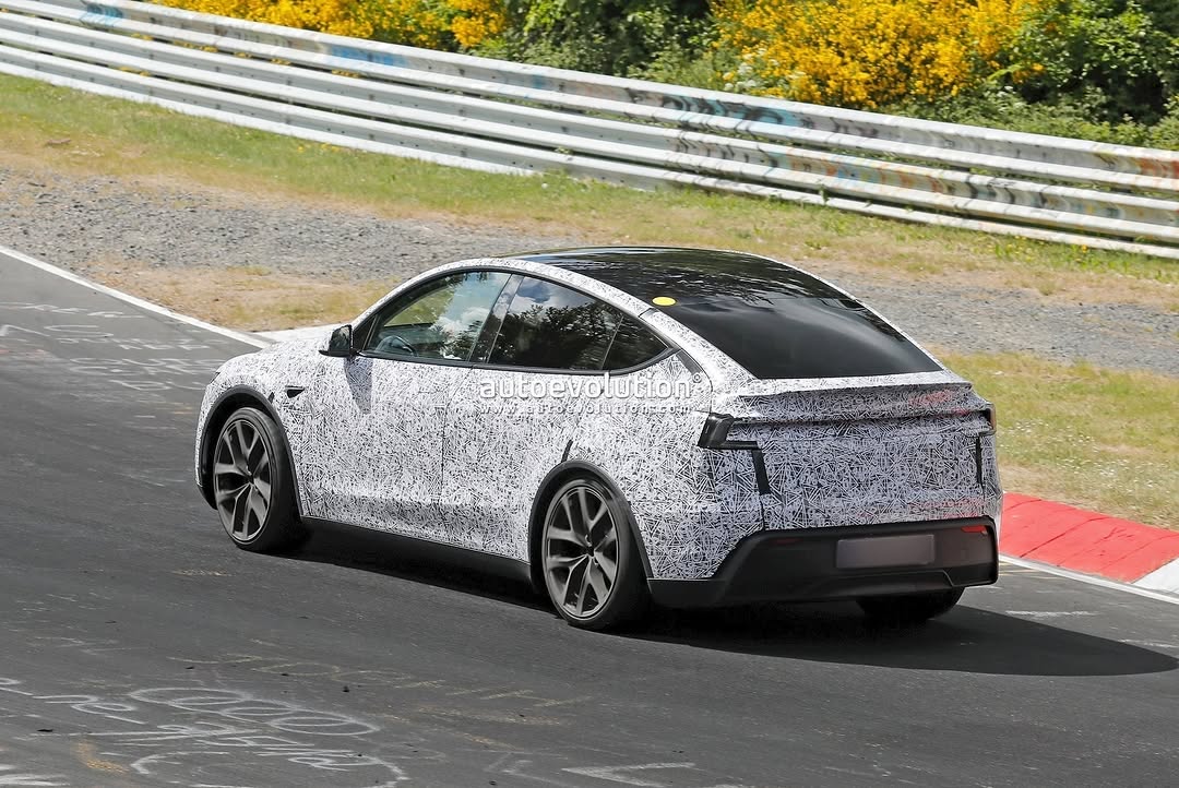 伪装中的新款Model Y高性能版在赛道被拍到 📸 @theautoevolution #MYP #modelYperformance #teslaclubofamerica #nürburgring @teslaclubofamerica