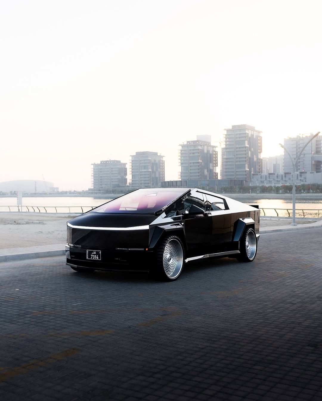 又一辆宽体Cybertruck现身卡塔尔！ Qatar 我们提供了车身套件和轮毂，让梦想成真！ 26英寸@forgiato@wheels镜面拉丝工艺！ 想好好改装你的Cybertruck？别只找朋友，立即联系我们，交给专业人士！ 经验是关键 🔑 #forgiato#widebody#tesla#cybertruck#pros#stars#qatar#teslaqatar#widebody套件#gloosyblack#26inch#wheels#explorepage✨ @stars.in.the.ceiling