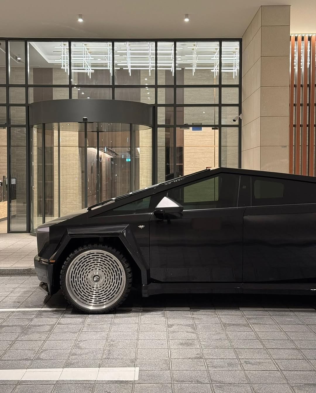 又一辆宽体Cybertruck现身卡塔尔！ Qatar 我们提供了车身套件和轮毂，让梦想成真！ 26英寸@forgiato@wheels镜面拉丝工艺！ 想好好改装你的Cybertruck？别只找朋友，立即联系我们，交给专业人士！ 经验是关键 🔑 #forgiato#widebody#tesla#cybertruck#pros#stars#qatar#teslaqatar#widebody套件#gloosyblack#26inch#wheels#explorepage✨ @stars.in.the.ceiling