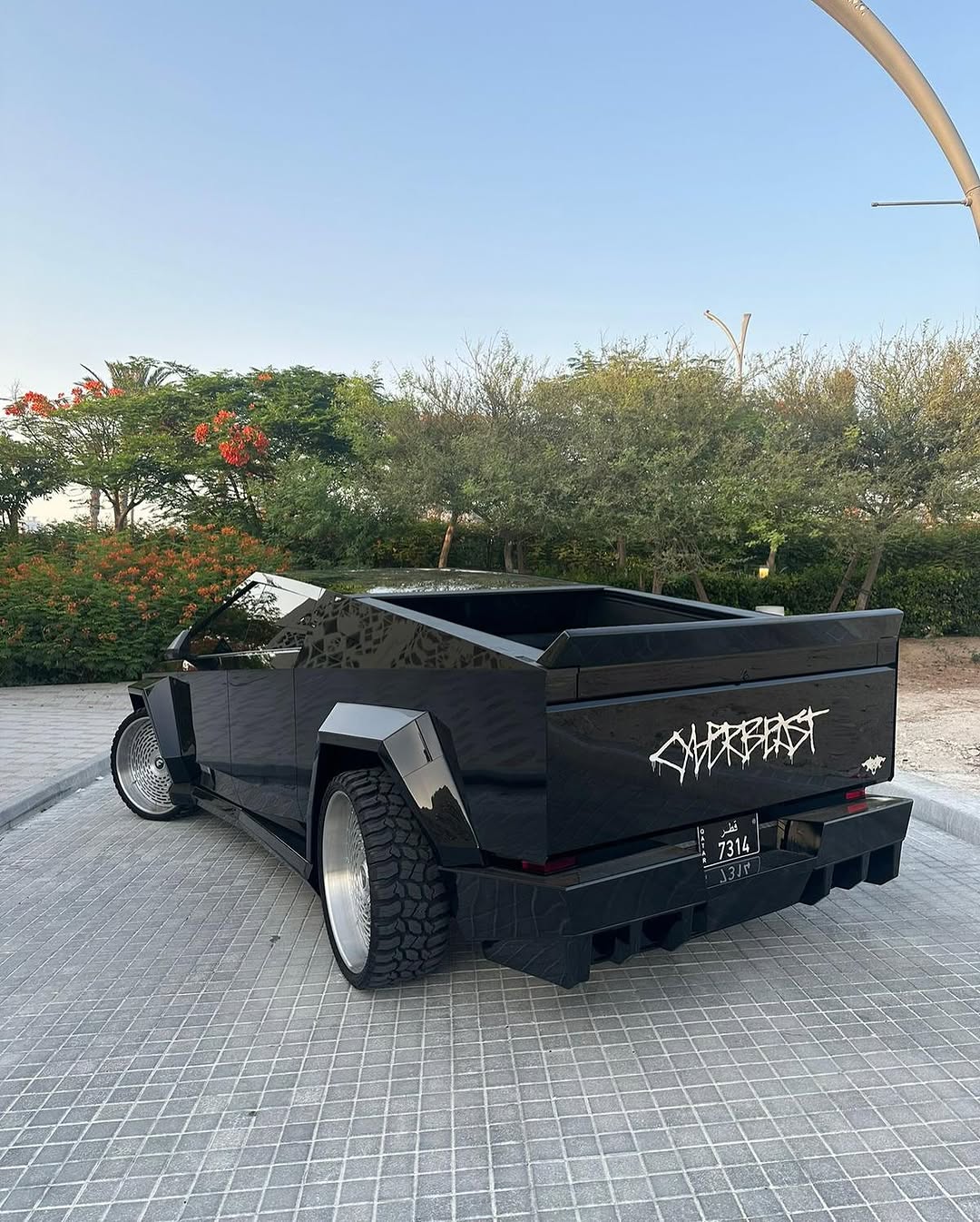 又一辆宽体Cybertruck现身卡塔尔！ Qatar 我们提供了车身套件和轮毂，让梦想成真！ 26英寸@forgiato@wheels镜面拉丝工艺！ 想好好改装你的Cybertruck？别只找朋友，立即联系我们，交给专业人士！ 经验是关键 🔑 #forgiato#widebody#tesla#cybertruck#pros#stars#qatar#teslaqatar#widebody套件#gloosyblack#26inch#wheels#explorepage✨ @stars.in.the.ceiling