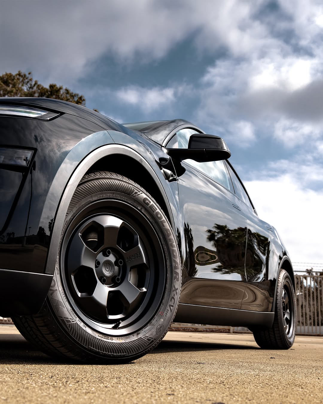 curb 敲击？今天不会。 UP.FIT PD 锻造轮毂以实用为主的设计为您的 Model Y 提供了日常防护，抵御路缘、裂缝和昂贵的更换。比原厂更坚固。比预期的要轻。被警察车队信赖；现在面向普通驾驶者供应。 #yokohama #onyokohamas #geolandarxcv @unpluggedperformance