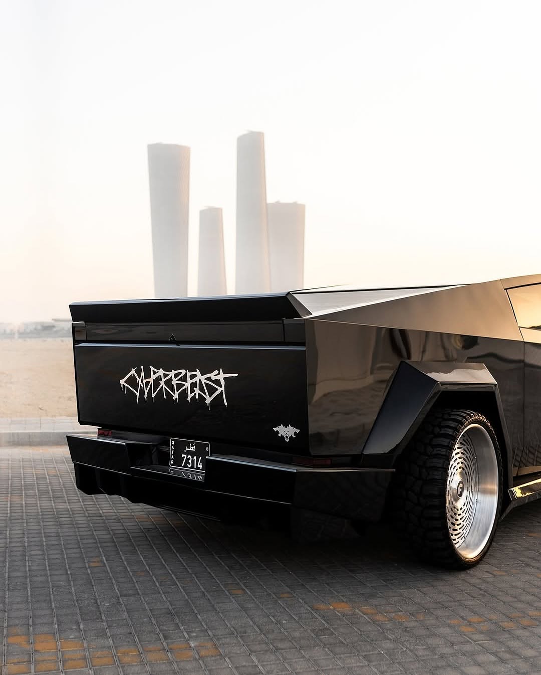 另一款宽体Cybertruck现身卡塔尔！ Qatar 我们提供了车身套件和轮毂，让梦想成真！ 26英寸@forgiato@wheels英寸拉丝finish！ 想好好改装你的Cybertruck吗？别只是交给朋友们，赶快联系我们，交给专业人士吧！！！ 经验是关键 🔑 #forgiato#widebody#tesla#cybertruck#pros#stars#qatar#teslaQatar#widebody套件#gloosyblack#26inch#wheels#explorepage✨ @stars.in.the.ceiling