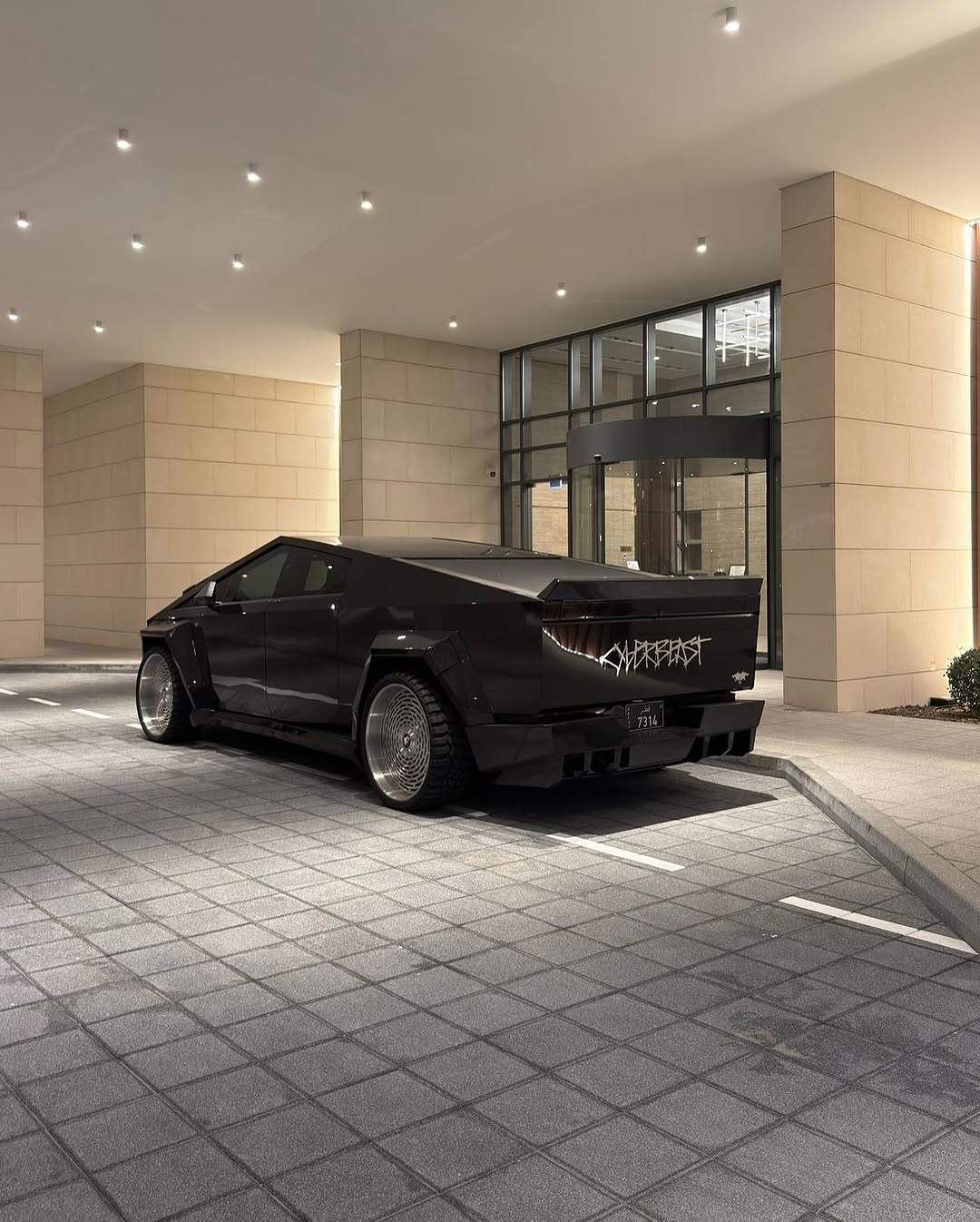 另一款宽体Cybertruck现身卡塔尔！ Qatar 我们提供了车身套件和轮毂，让梦想成真！ 26英寸@forgiato@wheels英寸拉丝finish！ 想好好改装你的Cybertruck吗？别只是交给朋友们，赶快联系我们，交给专业人士吧！！！ 经验是关键 🔑 #forgiato#widebody#tesla#cybertruck#pros#stars#qatar#teslaQatar#widebody套件#gloosyblack#26inch#wheels#explorepage✨ @stars.in.the.ceiling