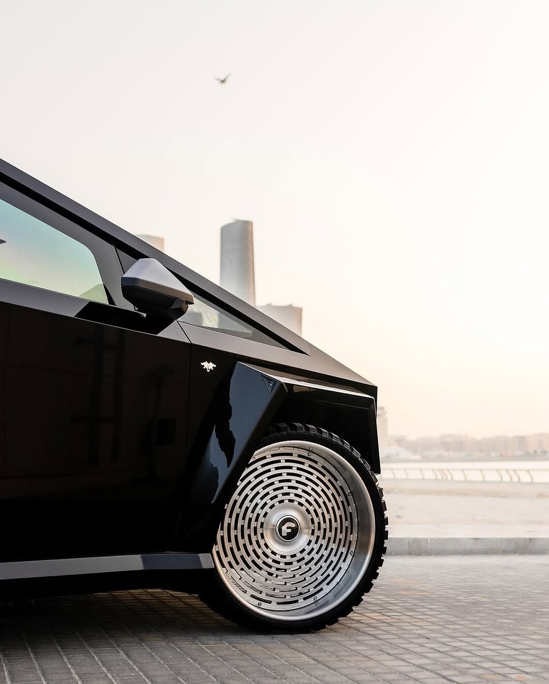 另一款宽体Cybertruck现身卡塔尔！ Qatar 我们提供了车身套件和轮毂，让梦想成真！ 26英寸@forgiato@wheels英寸拉丝finish！ 想好好改装你的Cybertruck吗？别只是交给朋友们，赶快联系我们，交给专业人士吧！！！ 经验是关键 🔑 #forgiato#widebody#tesla#cybertruck#pros#stars#qatar#teslaQatar#widebody套件#gloosyblack#26inch#wheels#explorepage✨ @stars.in.the.ceiling