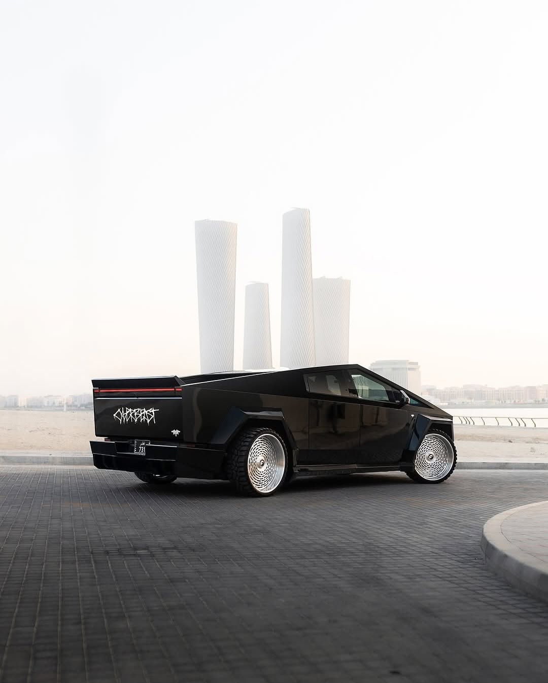 另一款宽体Cybertruck现身卡塔尔！ Qatar 我们提供了车身套件和轮毂，让梦想成真！ 26英寸@forgiato@wheels英寸拉丝finish！ 想好好改装你的Cybertruck吗？别只是交给朋友们，赶快联系我们，交给专业人士吧！！！ 经验是关键 🔑 #forgiato#widebody#tesla#cybertruck#pros#stars#qatar#teslaQatar#widebody套件#gloosyblack#26inch#wheels#explorepage✨ @stars.in.the.ceiling