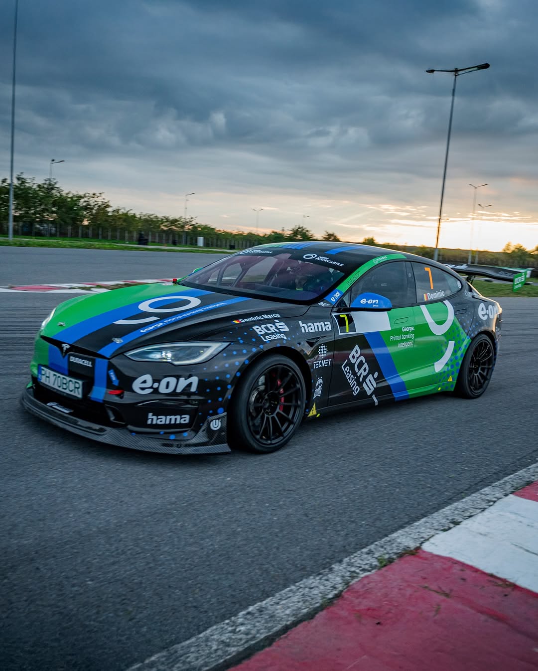 从山地爬坡到赛道日，电动性能不再处于下风。⚡🏁 @unpluggedperformance