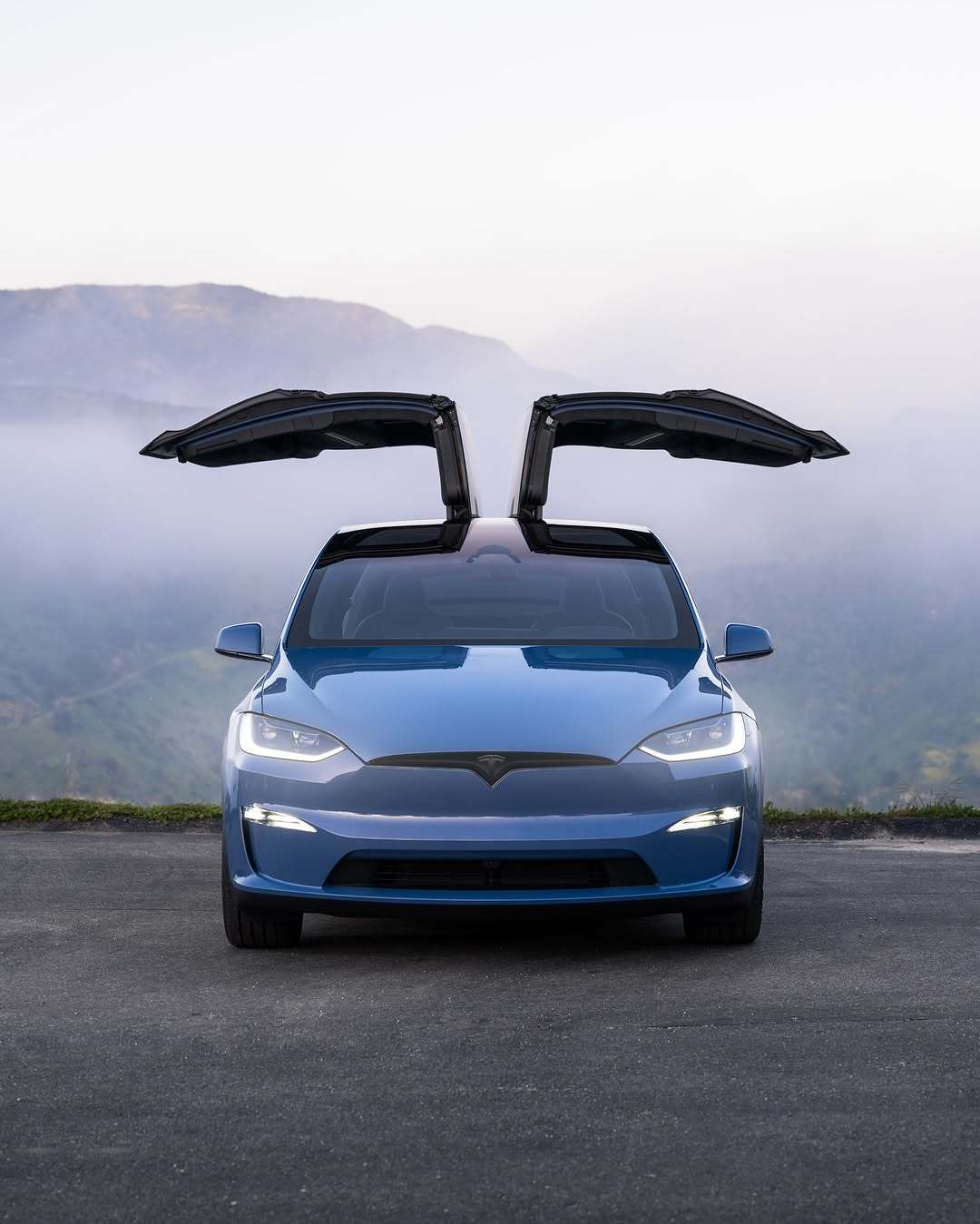 Model S 和 Model X 现在更棒了——今天在美国推出 🇺🇸 亮点: – 冰霜蓝车漆颜色 – 最长续航里程可达 410 英里(Model S 长续航版——我们迄今为止续航最长的特斯拉) – 更安静的内部环境:更少的风噪和路面噪音,主动降噪效果更佳 – 新轮毂设计与改进的空气动力学 = 更长续航 – 前脸摄像头,提升视野 – 动态氛围灯,在进入车辆时会在仪表板和车门上呈现独特的动画效果 – 新的衬套和悬挂设计带来更平稳的驾驶体验 – 自适应驾驶光束 – Model S Plaid 的全新外观设计,优化了高速稳定性 – 第三排乘客和行李空间更大(Model X) @teslamotors