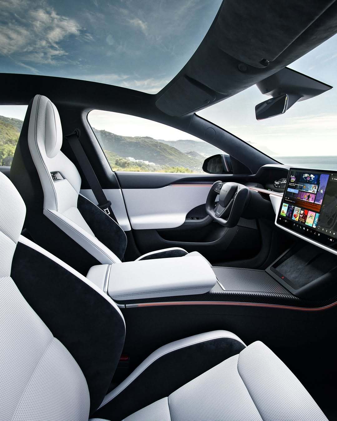 Model S 和 Model X 现在更棒了——今天在美国推出 🇺🇸 亮点: – 冰霜蓝车漆颜色 – 最长续航里程可达 410 英里(Model S 长续航版——我们迄今为止续航最长的特斯拉) – 更安静的内部环境:更少的风噪和路面噪音,主动降噪效果更佳 – 新轮毂设计与改进的空气动力学 = 更长续航 – 前脸摄像头,提升视野 – 动态氛围灯,在进入车辆时会在仪表板和车门上呈现独特的动画效果 – 新的衬套和悬挂设计带来更平稳的驾驶体验 – 自适应驾驶光束 – Model S Plaid 的全新外观设计,优化了高速稳定性 – 第三排乘客和行李空间更大(Model X) @teslamotors