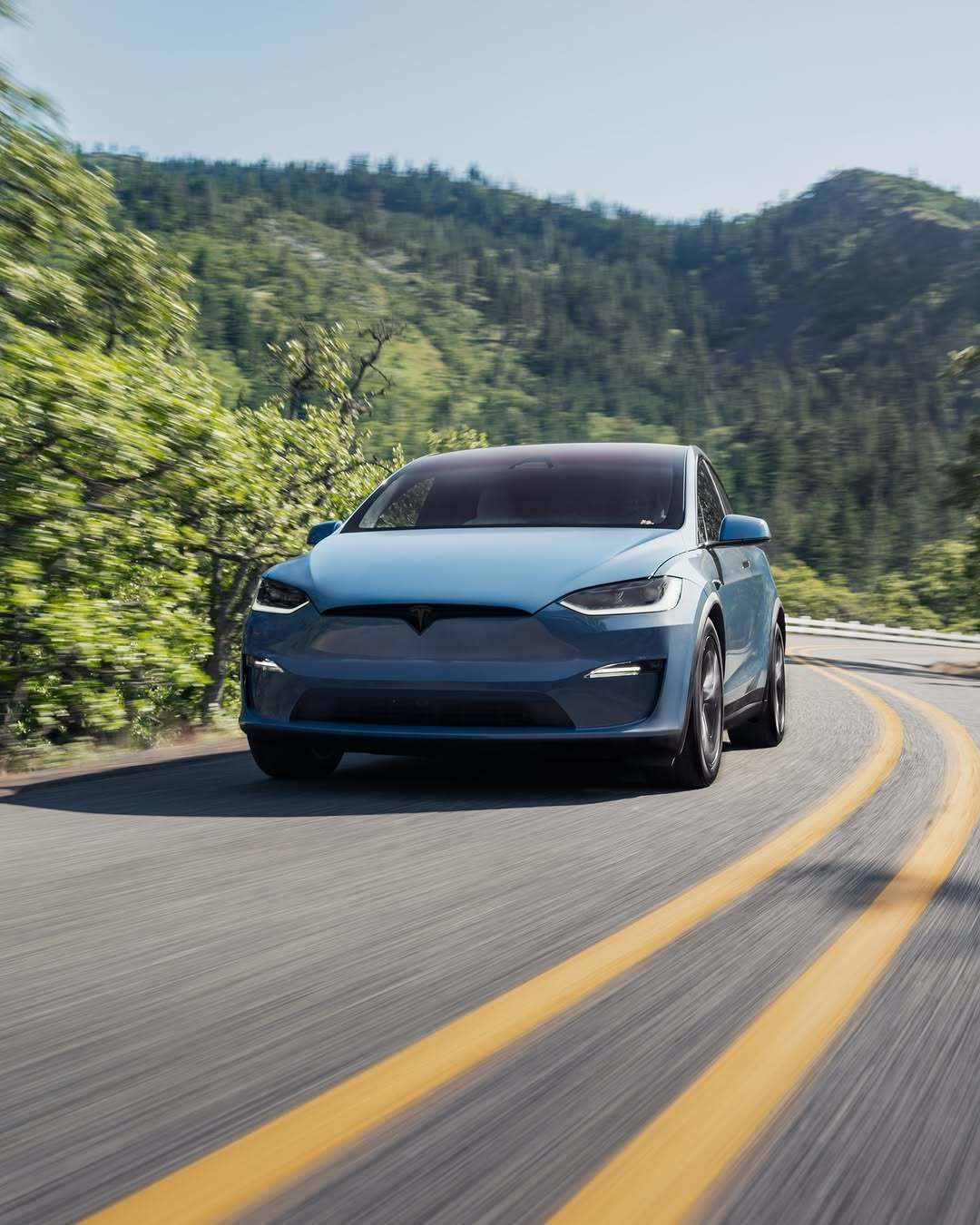Model S 和 Model X 现在更棒了——今天在美国推出 🇺🇸 亮点: – 冰霜蓝车漆颜色 – 最长续航里程可达 410 英里(Model S 长续航版——我们迄今为止续航最长的特斯拉) – 更安静的内部环境:更少的风噪和路面噪音,主动降噪效果更佳 – 新轮毂设计与改进的空气动力学 = 更长续航 – 前脸摄像头,提升视野 – 动态氛围灯,在进入车辆时会在仪表板和车门上呈现独特的动画效果 – 新的衬套和悬挂设计带来更平稳的驾驶体验 – 自适应驾驶光束 – Model S Plaid 的全新外观设计,优化了高速稳定性 – 第三排乘客和行李空间更大(Model X) @teslamotors