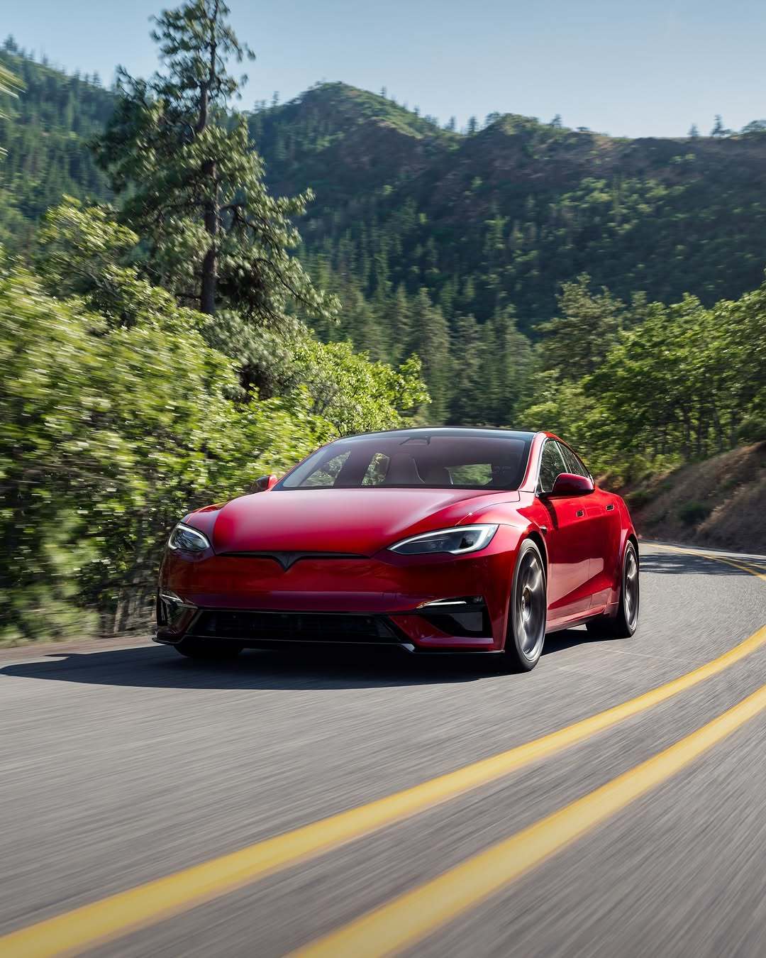 Model S 和 Model X 现在更棒了——今天在美国推出 🇺🇸 亮点: – 冰霜蓝车漆颜色 – 最长续航里程可达 410 英里(Model S 长续航版——我们迄今为止续航最长的特斯拉) – 更安静的内部环境:更少的风噪和路面噪音,主动降噪效果更佳 – 新轮毂设计与改进的空气动力学 = 更长续航 – 前脸摄像头,提升视野 – 动态氛围灯,在进入车辆时会在仪表板和车门上呈现独特的动画效果 – 新的衬套和悬挂设计带来更平稳的驾驶体验 – 自适应驾驶光束 – Model S Plaid 的全新外观设计,优化了高速稳定性 – 第三排乘客和行李空间更大(Model X) @teslamotors