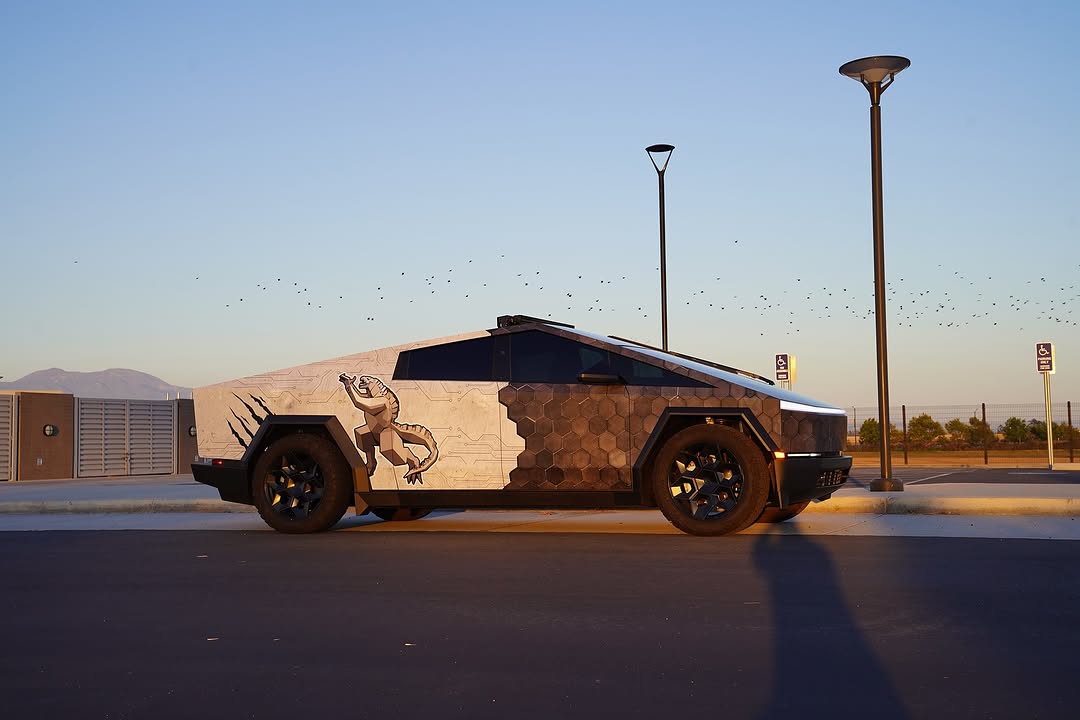 第一辆受星舰启发的包裹版Cybertruck。机械吉拉触手用隔热罩和不锈钢捕捉星舰 #fyp #viral #tesla #starship #cybertruck @teslaownerssv