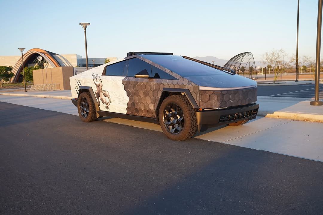 第一辆受星舰启发的包裹版Cybertruck。机械吉拉触手用隔热罩和不锈钢捕捉星舰 #fyp #viral #tesla #starship #cybertruck @teslaownerssv