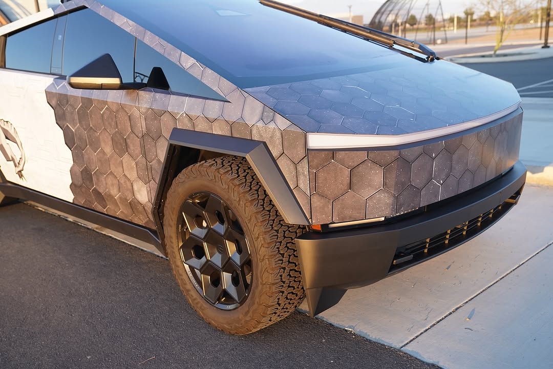 第一辆受星舰启发的包裹版Cybertruck。机械吉拉触手用隔热罩和不锈钢捕捉星舰 #fyp #viral #tesla #starship #cybertruck @teslaownerssv