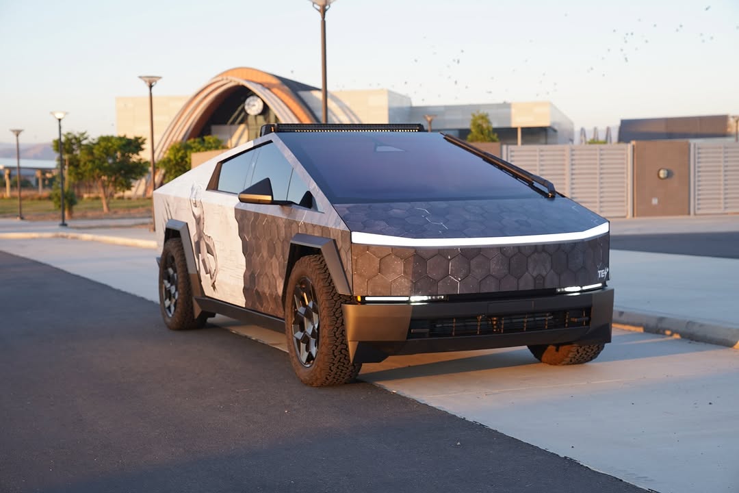 第一辆受星舰启发的包裹版Cybertruck。机械吉拉触手用隔热罩和不锈钢捕捉星舰 #fyp #viral #tesla #starship #cybertruck @teslaownerssv