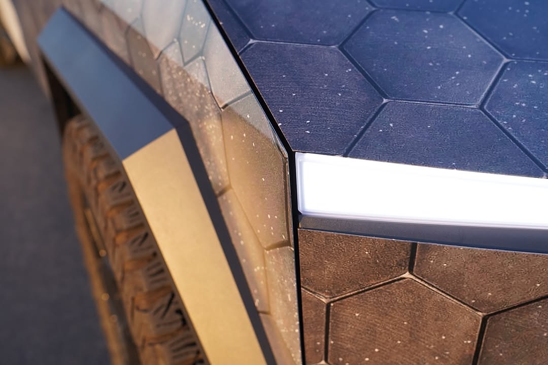 第一辆受星舰启发的包裹版Cybertruck。机械吉拉触手用隔热罩和不锈钢捕捉星舰 #fyp #viral #tesla #starship #cybertruck @teslaownerssv