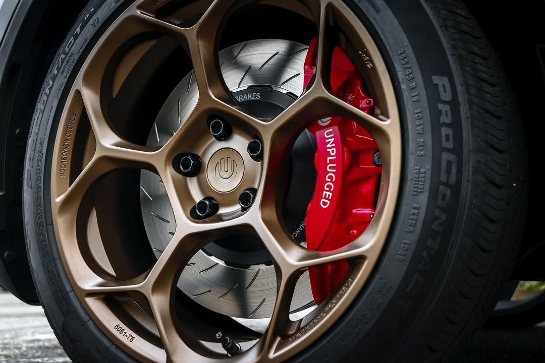 绝对制动功率 🛞 19英寸 UP FORGED UP-05 磨砂黄铜色 UP 六活塞大刹车套件（前轮）适用于 Model 3 和 Y 2017+ 型号 完美轮毂与大刹车套件组合，仅限@unpluggedperformance @unpluggedperformance