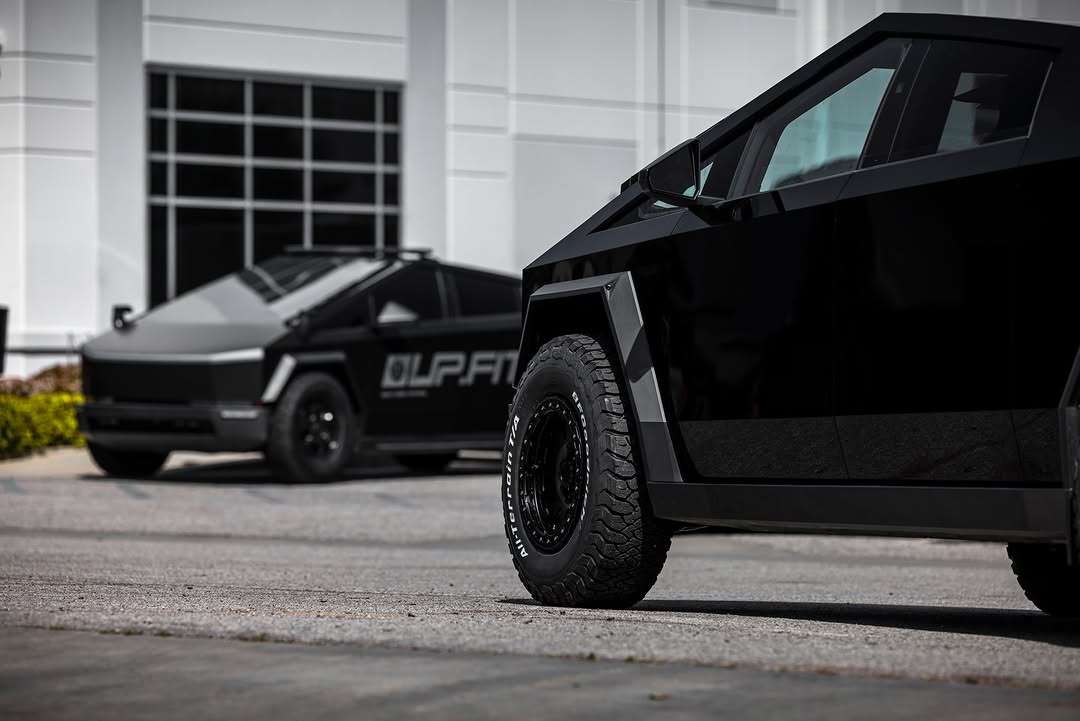 UP锻造UP-03锁圈锻造轮毂是真正的可操作锁圈轮毂，专为特斯拉Cybertruck设计和开发。采用高强度锻造铝合金制造，它们具有双安装模式，可在极端越野条件下实现锁圈功能，同时也具备常规安装功能，适用于日常驾驶。 @unpluggedperformance