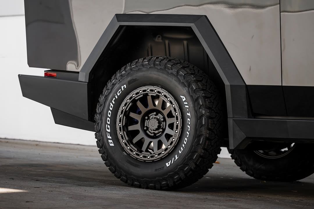 UP锻造UP-03锁圈锻造轮毂是真正的可操作锁圈轮毂，专为特斯拉Cybertruck设计和开发。采用高强度锻造铝合金制造，它们具有双安装模式，可在极端越野条件下实现锁圈功能，同时也具备常规安装功能，适用于日常驾驶。 @unpluggedperformance