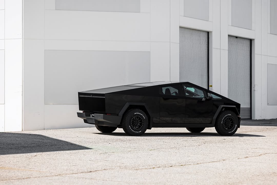 UP锻造UP-03锁圈锻造轮毂是真正的可操作锁圈轮毂，专为特斯拉Cybertruck设计和开发。采用高强度锻造铝合金制造，它们具有双安装模式，可在极端越野条件下实现锁圈功能，同时也具备常规安装功能，适用于日常驾驶。 @unpluggedperformance