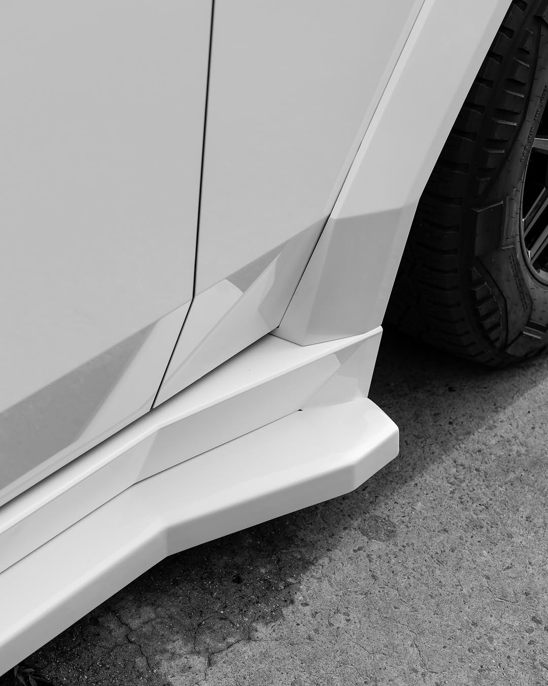 非宽体特斯拉Cybertruck套件仍可购买 @stars.in.the.ceiling ⭐️⭐️⭐️⭐️ 意思是，您不需要宽体轮毂也能拥有宽体外观 此套件是为那些不想在更换轮毂上多花钱的客户设计和开发的 ⭐️⭐️⭐️⭐️ 套件仍包括 前唇 侧裙（原厂加延伸部分） 扩散器部件 尾翼 以及可选的侧部百叶窗 ⭐️⭐️⭐️⭐️ @forzamotorsportsinc @waido.kits @stars.in.the.ceiling 无法超越 @teslamotors @teslacybert @teslaclubofamerica @teslamotors俱乐部 @teslamotors帮派 @teslaforlife @tesla_regram @evbandit @myteslavibez ⭐️⭐️⭐️⭐️ #tesla #teslacybertruck #widebodycybertruck #teslamotorsclub #evcharging⚡️ #starsintheceiling @stars.in.the.ceiling