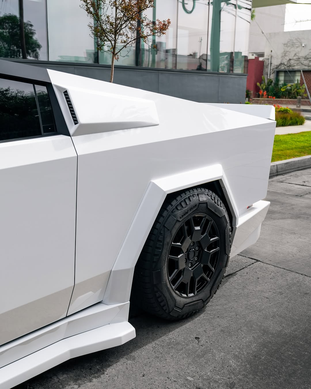 非宽体特斯拉Cybertruck套件仍可购买 @stars.in.the.ceiling ⭐️⭐️⭐️⭐️ 意思是，您不需要宽体轮毂也能拥有宽体外观 此套件是为那些不想在更换轮毂上多花钱的客户设计和开发的 ⭐️⭐️⭐️⭐️ 套件仍包括 前唇 侧裙（原厂加延伸部分） 扩散器部件 尾翼 以及可选的侧部百叶窗 ⭐️⭐️⭐️⭐️ @forzamotorsportsinc @waido.kits @stars.in.the.ceiling 无法超越 @teslamotors @teslacybert @teslaclubofamerica @teslamotors俱乐部 @teslamotors帮派 @teslaforlife @tesla_regram @evbandit @myteslavibez ⭐️⭐️⭐️⭐️ #tesla #teslacybertruck #widebodycybertruck #teslamotorsclub #evcharging⚡️ #starsintheceiling @stars.in.the.ceiling