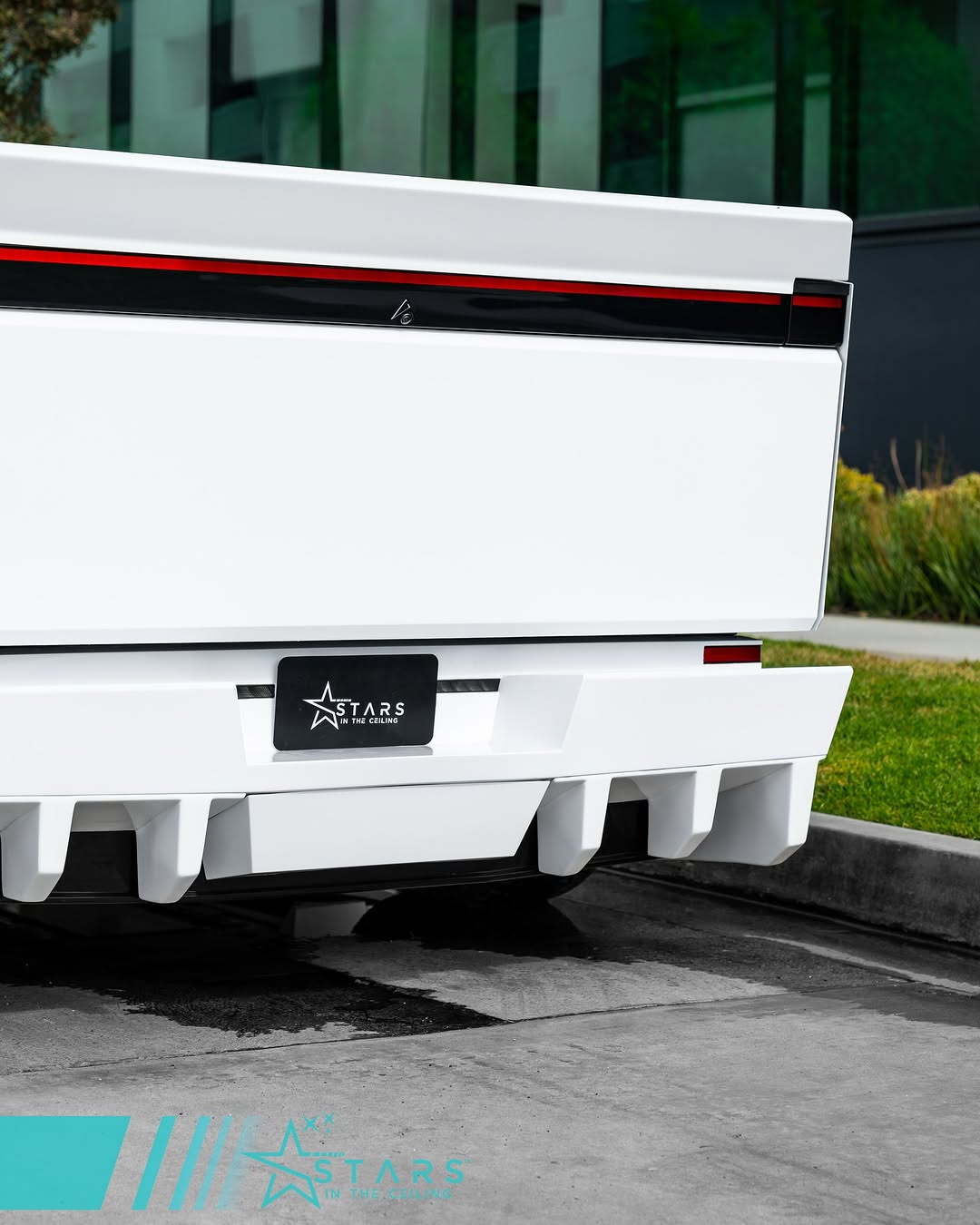 非宽体特斯拉Cybertruck套件仍可购买 @stars.in.the.ceiling ⭐️⭐️⭐️⭐️ 意思是，您不需要宽体轮毂也能拥有宽体外观 此套件是为那些不想在更换轮毂上多花钱的客户设计和开发的 ⭐️⭐️⭐️⭐️ 套件仍包括 前唇 侧裙（原厂加延伸部分） 扩散器部件 尾翼 以及可选的侧部百叶窗 ⭐️⭐️⭐️⭐️ @forzamotorsportsinc @waido.kits @stars.in.the.ceiling 无法超越 @teslamotors @teslacybert @teslaclubofamerica @teslamotors俱乐部 @teslamotors帮派 @teslaforlife @tesla_regram @evbandit @myteslavibez ⭐️⭐️⭐️⭐️ #tesla #teslacybertruck #widebodycybertruck #teslamotorsclub #evcharging⚡️ #starsintheceiling @stars.in.the.ceiling