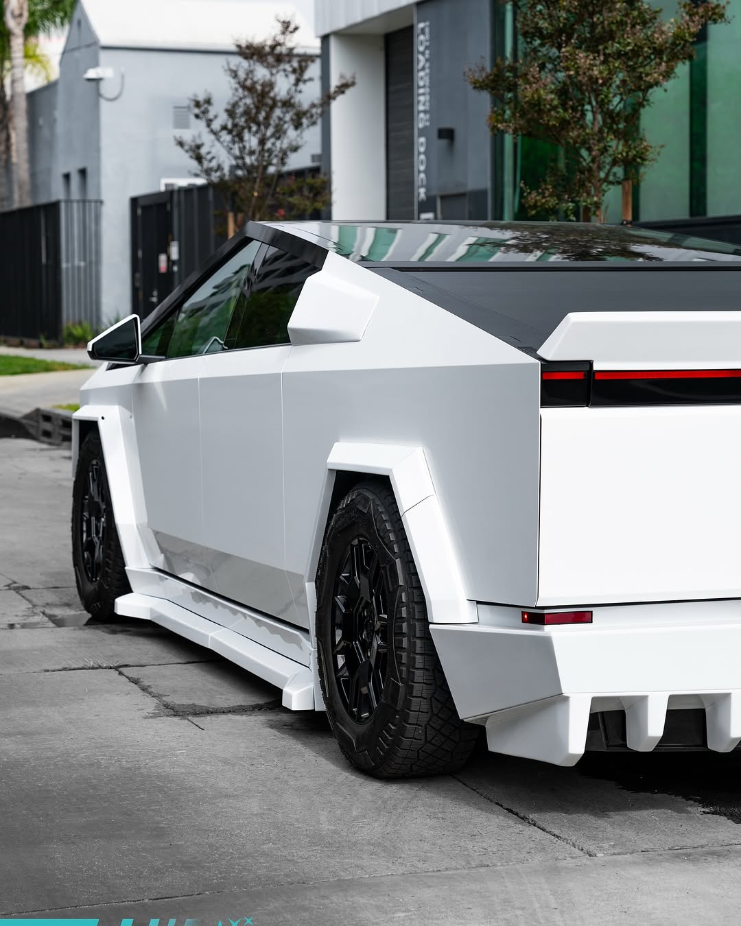 非宽体特斯拉Cybertruck套件仍可购买 @stars.in.the.ceiling ⭐️⭐️⭐️⭐️ 意思是，您不需要宽体轮毂也能拥有宽体外观 此套件是为那些不想在更换轮毂上多花钱的客户设计和开发的 ⭐️⭐️⭐️⭐️ 套件仍包括 前唇 侧裙（原厂加延伸部分） 扩散器部件 尾翼 以及可选的侧部百叶窗 ⭐️⭐️⭐️⭐️ @forzamotorsportsinc @waido.kits @stars.in.the.ceiling 无法超越 @teslamotors @teslacybert @teslaclubofamerica @teslamotors俱乐部 @teslamotors帮派 @teslaforlife @tesla_regram @evbandit @myteslavibez ⭐️⭐️⭐️⭐️ #tesla #teslacybertruck #widebodycybertruck #teslamotorsclub #evcharging⚡️ #starsintheceiling @stars.in.the.ceiling