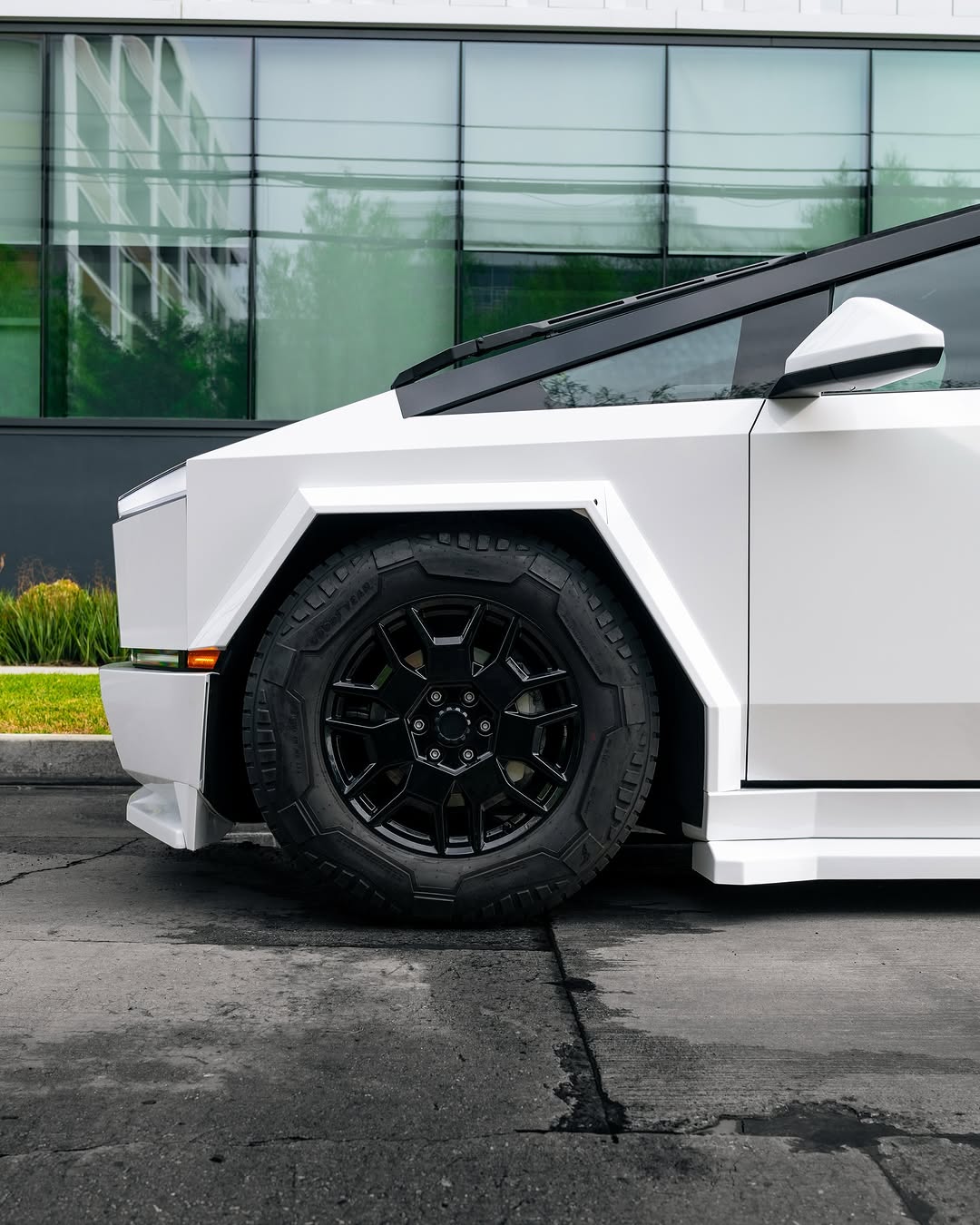 非宽体特斯拉Cybertruck套件仍可购买 @stars.in.the.ceiling ⭐️⭐️⭐️⭐️ 意思是，您不需要宽体轮毂也能拥有宽体外观 此套件是为那些不想在更换轮毂上多花钱的客户设计和开发的 ⭐️⭐️⭐️⭐️ 套件仍包括 前唇 侧裙（原厂加延伸部分） 扩散器部件 尾翼 以及可选的侧部百叶窗 ⭐️⭐️⭐️⭐️ @forzamotorsportsinc @waido.kits @stars.in.the.ceiling 无法超越 @teslamotors @teslacybert @teslaclubofamerica @teslamotors俱乐部 @teslamotors帮派 @teslaforlife @tesla_regram @evbandit @myteslavibez ⭐️⭐️⭐️⭐️ #tesla #teslacybertruck #widebodycybertruck #teslamotorsclub #evcharging⚡️ #starsintheceiling @stars.in.the.ceiling