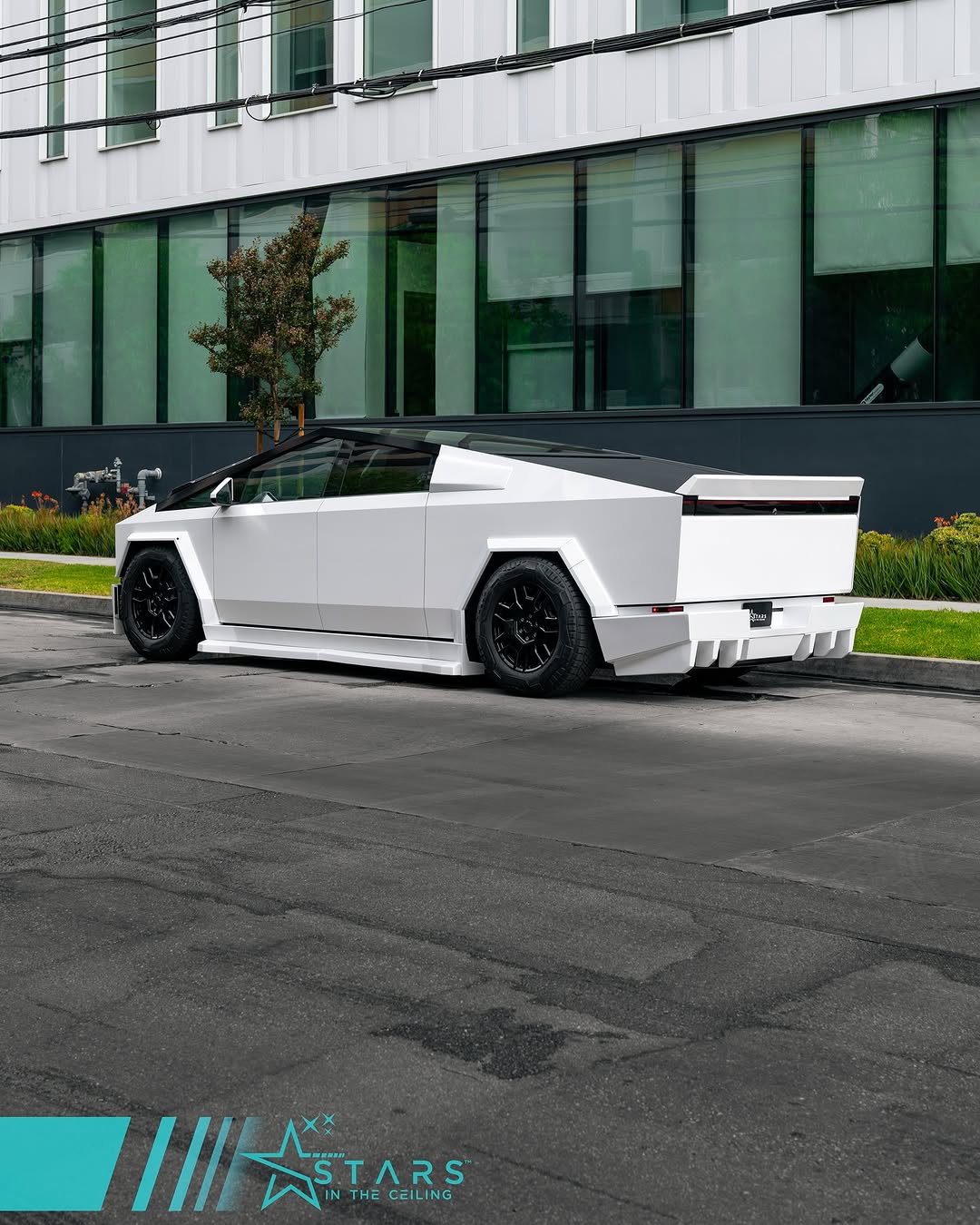 非宽体特斯拉Cybertruck套件仍可购买 @stars.in.the.ceiling ⭐️⭐️⭐️⭐️ 意思是，您不需要宽体轮毂也能拥有宽体外观 此套件是为那些不想在更换轮毂上多花钱的客户设计和开发的 ⭐️⭐️⭐️⭐️ 套件仍包括 前唇 侧裙（原厂加延伸部分） 扩散器部件 尾翼 以及可选的侧部百叶窗 ⭐️⭐️⭐️⭐️ @forzamotorsportsinc @waido.kits @stars.in.the.ceiling 无法超越 @teslamotors @teslacybert @teslaclubofamerica @teslamotors俱乐部 @teslamotors帮派 @teslaforlife @tesla_regram @evbandit @myteslavibez ⭐️⭐️⭐️⭐️ #tesla #teslacybertruck #widebodycybertruck #teslamotorsclub #evcharging⚡️ #starsintheceiling @stars.in.the.ceiling