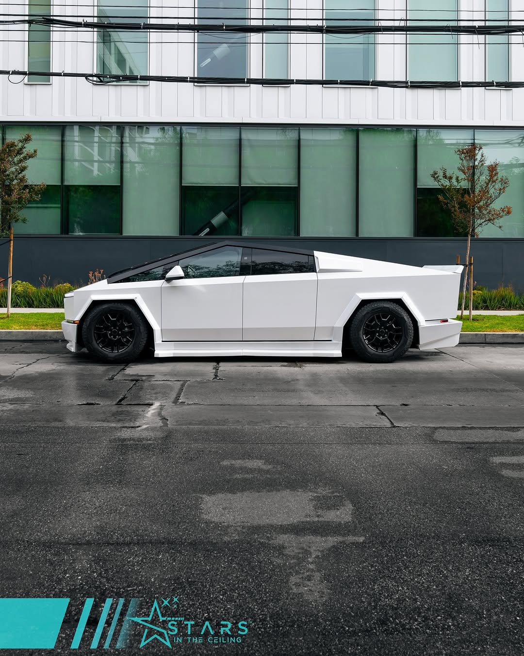 非宽体特斯拉Cybertruck套件仍可购买 @stars.in.the.ceiling ⭐️⭐️⭐️⭐️ 意思是，您不需要宽体轮毂也能拥有宽体外观 此套件是为那些不想在更换轮毂上多花钱的客户设计和开发的 ⭐️⭐️⭐️⭐️ 套件仍包括 前唇 侧裙（原厂加延伸部分） 扩散器部件 尾翼 以及可选的侧部百叶窗 ⭐️⭐️⭐️⭐️ @forzamotorsportsinc @waido.kits @stars.in.the.ceiling 无法超越 @teslamotors @teslacybert @teslaclubofamerica @teslamotors俱乐部 @teslamotors帮派 @teslaforlife @tesla_regram @evbandit @myteslavibez ⭐️⭐️⭐️⭐️ #tesla #teslacybertruck #widebodycybertruck #teslamotorsclub #evcharging⚡️ #starsintheceiling @stars.in.the.ceiling
