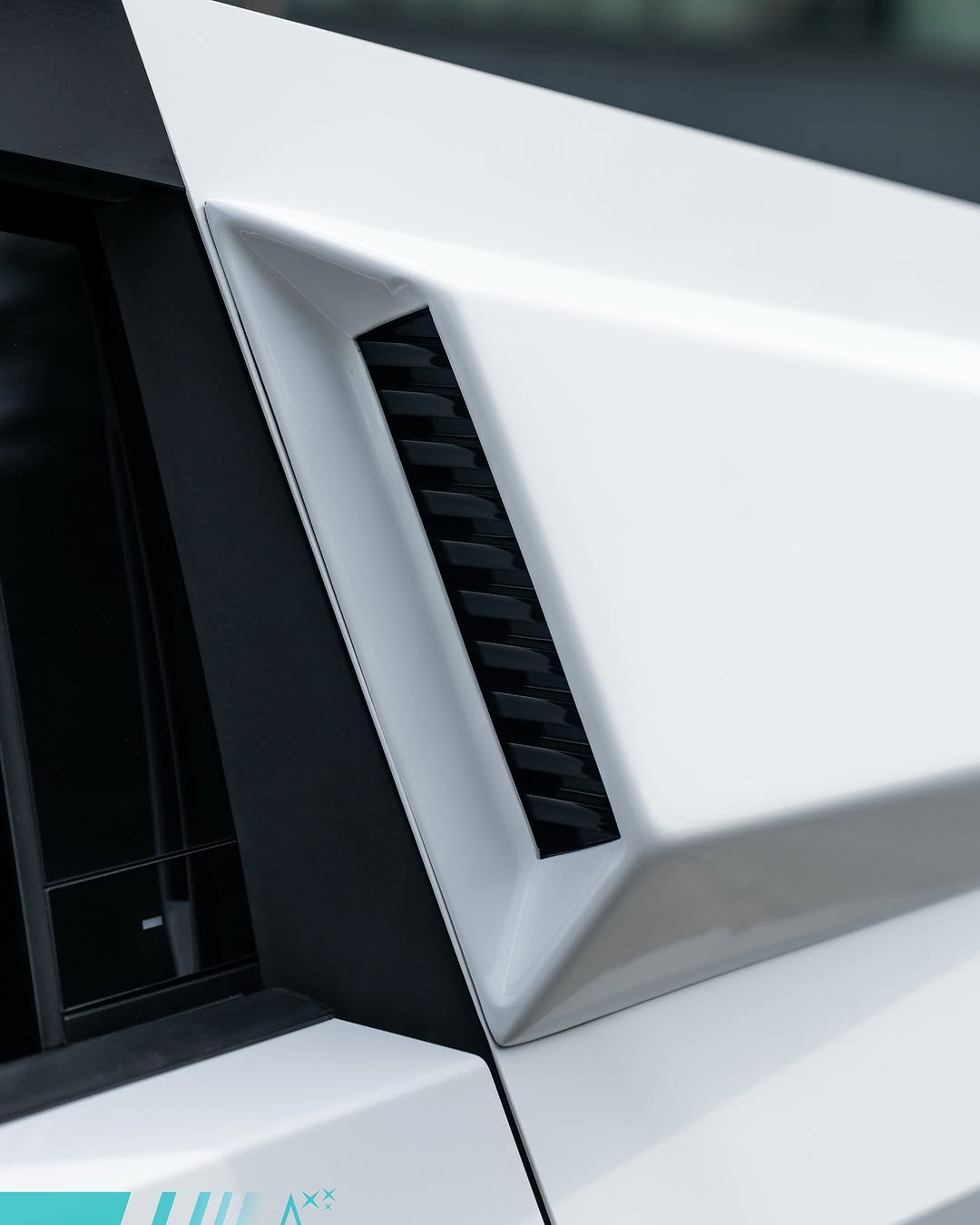 非宽体特斯拉Cybertruck套件仍可购买 @stars.in.the.ceiling ⭐️⭐️⭐️⭐️ 意思是，您不需要宽体轮毂也能拥有宽体外观 此套件是为那些不想在更换轮毂上多花钱的客户设计和开发的 ⭐️⭐️⭐️⭐️ 套件仍包括 前唇 侧裙（原厂加延伸部分） 扩散器部件 尾翼 以及可选的侧部百叶窗 ⭐️⭐️⭐️⭐️ @forzamotorsportsinc @waido.kits @stars.in.the.ceiling 无法超越 @teslamotors @teslacybert @teslaclubofamerica @teslamotors俱乐部 @teslamotors帮派 @teslaforlife @tesla_regram @evbandit @myteslavibez ⭐️⭐️⭐️⭐️ #tesla #teslacybertruck #widebodycybertruck #teslamotorsclub #evcharging⚡️ #starsintheceiling @stars.in.the.ceiling