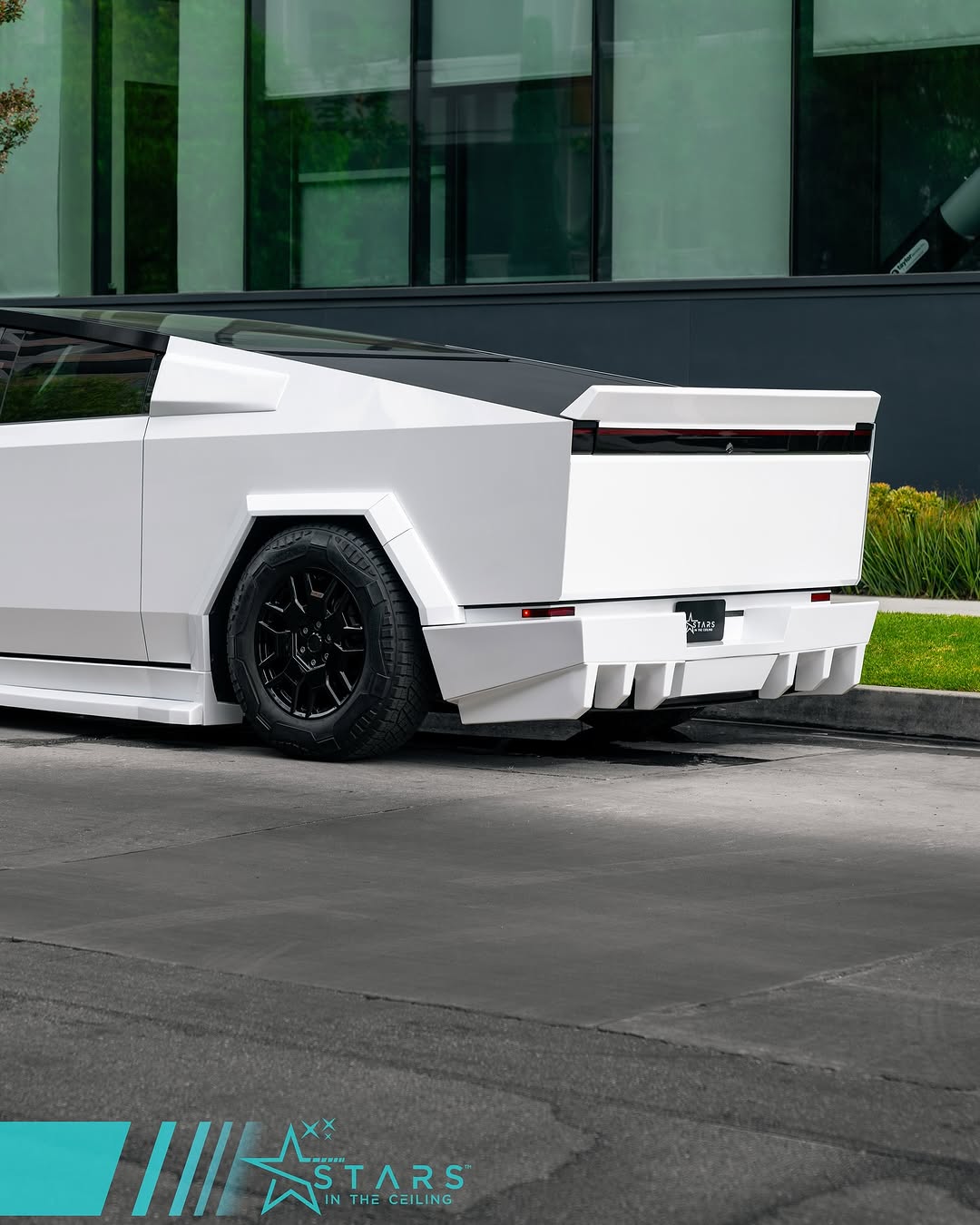 非宽体特斯拉Cybertruck套件仍可购买 @stars.in.the.ceiling ⭐️⭐️⭐️⭐️ 意思是，您不需要宽体轮毂也能拥有宽体外观 此套件是为那些不想在更换轮毂上多花钱的客户设计和开发的 ⭐️⭐️⭐️⭐️ 套件仍包括 前唇 侧裙（原厂加延伸部分） 扩散器部件 尾翼 以及可选的侧部百叶窗 ⭐️⭐️⭐️⭐️ @forzamotorsportsinc @waido.kits @stars.in.the.ceiling 无法超越 @teslamotors @teslacybert @teslaclubofamerica @teslamotors俱乐部 @teslamotors帮派 @teslaforlife @tesla_regram @evbandit @myteslavibez ⭐️⭐️⭐️⭐️ #tesla #teslacybertruck #widebodycybertruck #teslamotorsclub #evcharging⚡️ #starsintheceiling @stars.in.the.ceiling