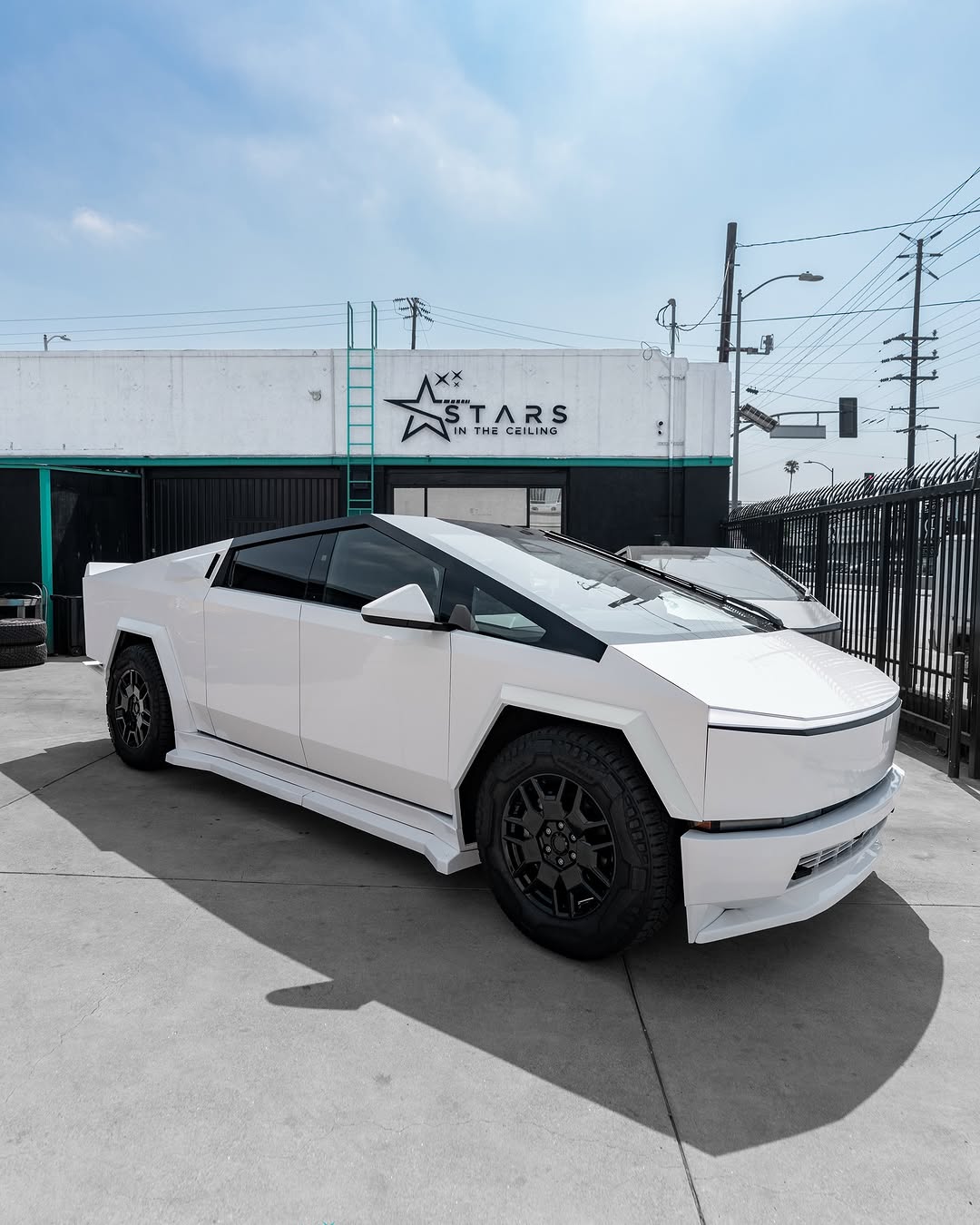 非宽体特斯拉Cybertruck套件仍可购买 @stars.in.the.ceiling ⭐️⭐️⭐️⭐️ 意思是，您不需要宽体轮毂也能拥有宽体外观 此套件是为那些不想在更换轮毂上多花钱的客户设计和开发的 ⭐️⭐️⭐️⭐️ 套件仍包括 前唇 侧裙（原厂加延伸部分） 扩散器部件 尾翼 以及可选的侧部百叶窗 ⭐️⭐️⭐️⭐️ @forzamotorsportsinc @waido.kits @stars.in.the.ceiling 无法超越 @teslamotors @teslacybert @teslaclubofamerica @teslamotors俱乐部 @teslamotors帮派 @teslaforlife @tesla_regram @evbandit @myteslavibez ⭐️⭐️⭐️⭐️ #tesla #teslacybertruck #widebodycybertruck #teslamotorsclub #evcharging⚡️ #starsintheceiling @stars.in.the.ceiling