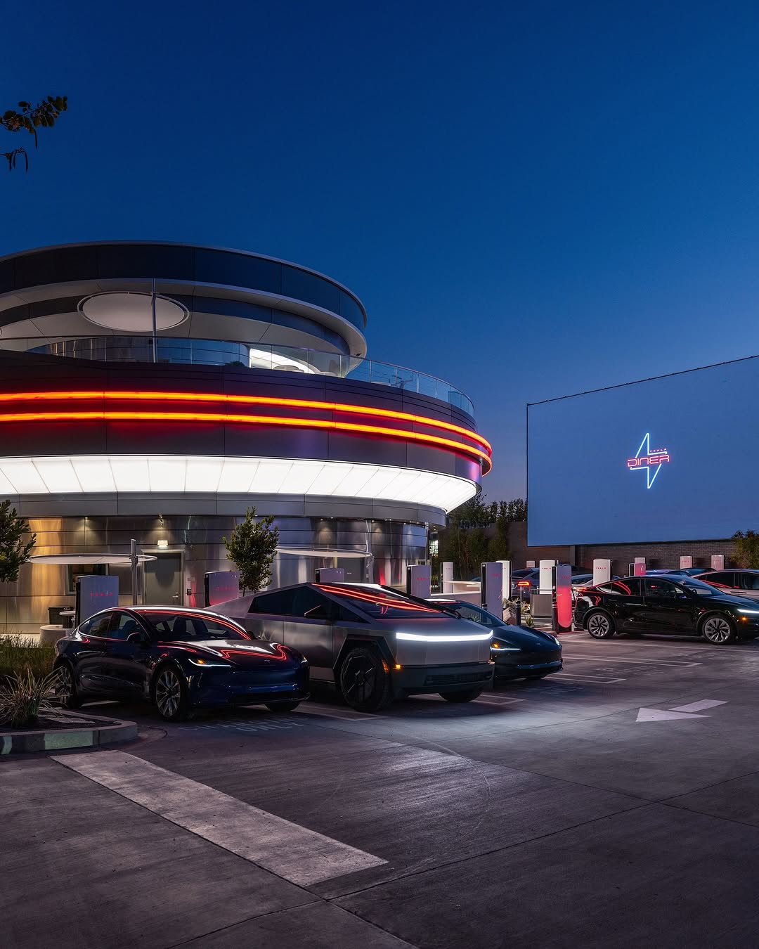 特斯拉餐厅在好莱坞正式开业！一家复古未来风格的餐厅和充电体验融为一体 80个V4超级充电桩对所有支持NACS接口的电动汽车开放，使其成为世界上最大的城市超级充电站 您可以通过车辆的触摸屏提前下单或到达时下单，并将餐点送至您的驾驶侧车窗——或者进来挑选 我们也有娱乐项目——两块巨型屏幕播放电影和特别节目 来我们的Skypad用餐并放松一下……或者在您的特斯拉车内舒适地观看（通过特斯拉餐厅应用观看，您也可以在其中查看电影时间表） 还可以购买一些独家商品，让您的朋友羡慕不已 我们那里见！ @teslamotors