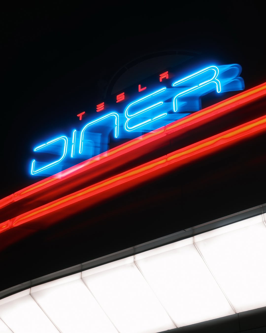 特斯拉餐厅在好莱坞正式开业！一家复古未来风格的餐厅和充电体验融为一体 80个V4超级充电桩对所有支持NACS接口的电动汽车开放，使其成为世界上最大的城市超级充电站 您可以通过车辆的触摸屏提前下单或到达时下单，并将餐点送至您的驾驶侧车窗——或者进来挑选 我们也有娱乐项目——两块巨型屏幕播放电影和特别节目 来我们的Skypad用餐并放松一下……或者在您的特斯拉车内舒适地观看（通过特斯拉餐厅应用观看，您也可以在其中查看电影时间表） 还可以购买一些独家商品，让您的朋友羡慕不已 我们那里见！ @teslamotors