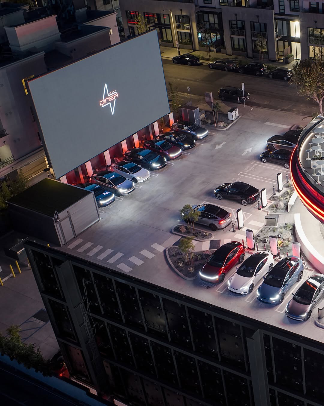 特斯拉餐厅在好莱坞正式开业！一家复古未来风格的餐厅和充电体验融为一体 80个V4超级充电桩对所有支持NACS接口的电动汽车开放，使其成为世界上最大的城市超级充电站 您可以通过车辆的触摸屏提前下单或到达时下单，并将餐点送至您的驾驶侧车窗——或者进来挑选 我们也有娱乐项目——两块巨型屏幕播放电影和特别节目 来我们的Skypad用餐并放松一下……或者在您的特斯拉车内舒适地观看（通过特斯拉餐厅应用观看，您也可以在其中查看电影时间表） 还可以购买一些独家商品，让您的朋友羡慕不已 我们那里见！ @teslamotors