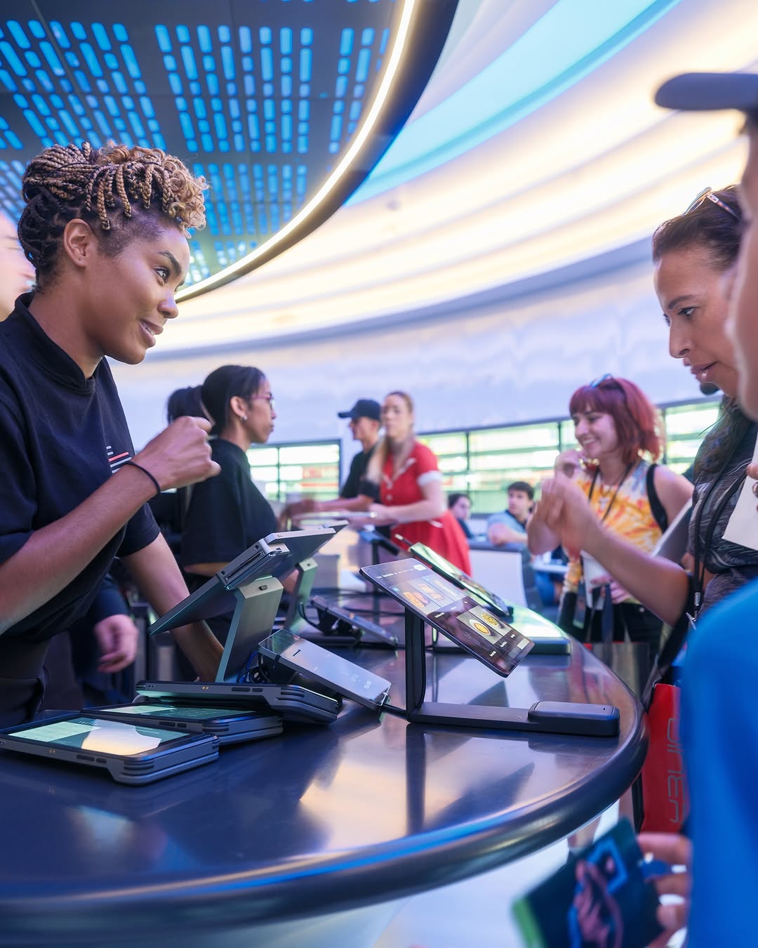 特斯拉餐厅在好莱坞正式开业！一家复古未来风格的餐厅和充电体验融为一体 80个V4超级充电桩对所有支持NACS接口的电动汽车开放，使其成为世界上最大的城市超级充电站 您可以通过车辆的触摸屏提前下单或到达时下单，并将餐点送至您的驾驶侧车窗——或者进来挑选 我们也有娱乐项目——两块巨型屏幕播放电影和特别节目 来我们的Skypad用餐并放松一下……或者在您的特斯拉车内舒适地观看（通过特斯拉餐厅应用观看，您也可以在其中查看电影时间表） 还可以购买一些独家商品，让您的朋友羡慕不已 我们那里见！ @teslamotors