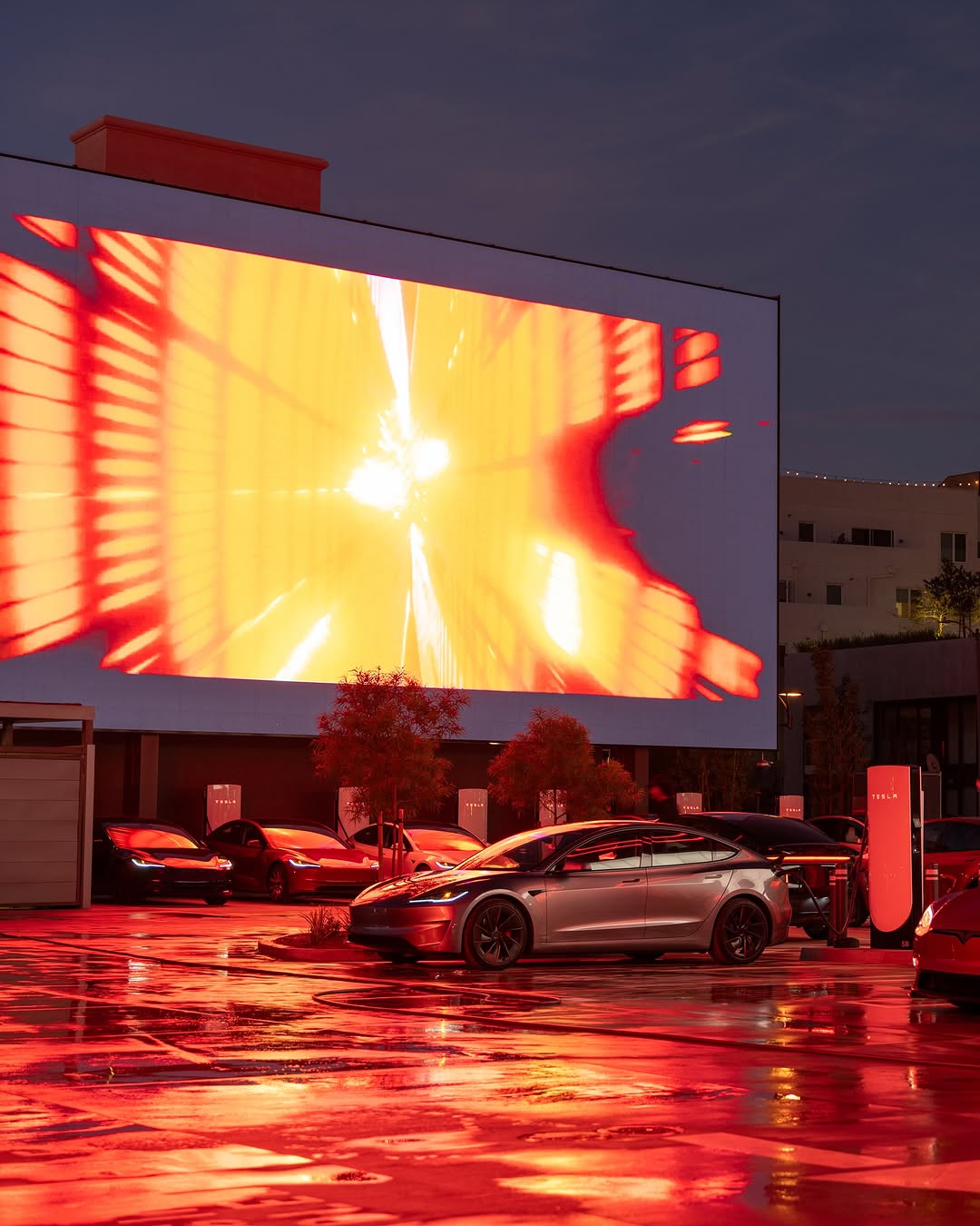 特斯拉餐厅在好莱坞正式开业！一家复古未来风格的餐厅和充电体验融为一体 80个V4超级充电桩对所有支持NACS接口的电动汽车开放，使其成为世界上最大的城市超级充电站 您可以通过车辆的触摸屏提前下单或到达时下单，并将餐点送至您的驾驶侧车窗——或者进来挑选 我们也有娱乐项目——两块巨型屏幕播放电影和特别节目 来我们的Skypad用餐并放松一下……或者在您的特斯拉车内舒适地观看（通过特斯拉餐厅应用观看，您也可以在其中查看电影时间表） 还可以购买一些独家商品，让您的朋友羡慕不已 我们那里见！ @teslamotors