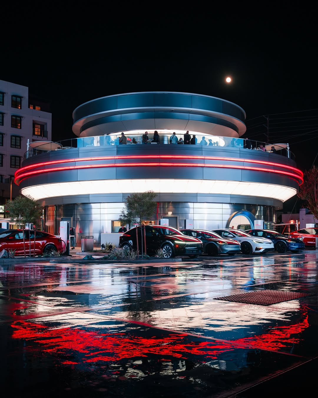 特斯拉餐厅在好莱坞正式开业！一家复古未来风格的餐厅和充电体验融为一体 80个V4超级充电桩对所有支持NACS接口的电动汽车开放，使其成为世界上最大的城市超级充电站 您可以通过车辆的触摸屏提前下单或到达时下单，并将餐点送至您的驾驶侧车窗——或者进来挑选 我们也有娱乐项目——两块巨型屏幕播放电影和特别节目 来我们的Skypad用餐并放松一下……或者在您的特斯拉车内舒适地观看（通过特斯拉餐厅应用观看，您也可以在其中查看电影时间表） 还可以购买一些独家商品，让您的朋友羡慕不已 我们那里见！ @teslamotors