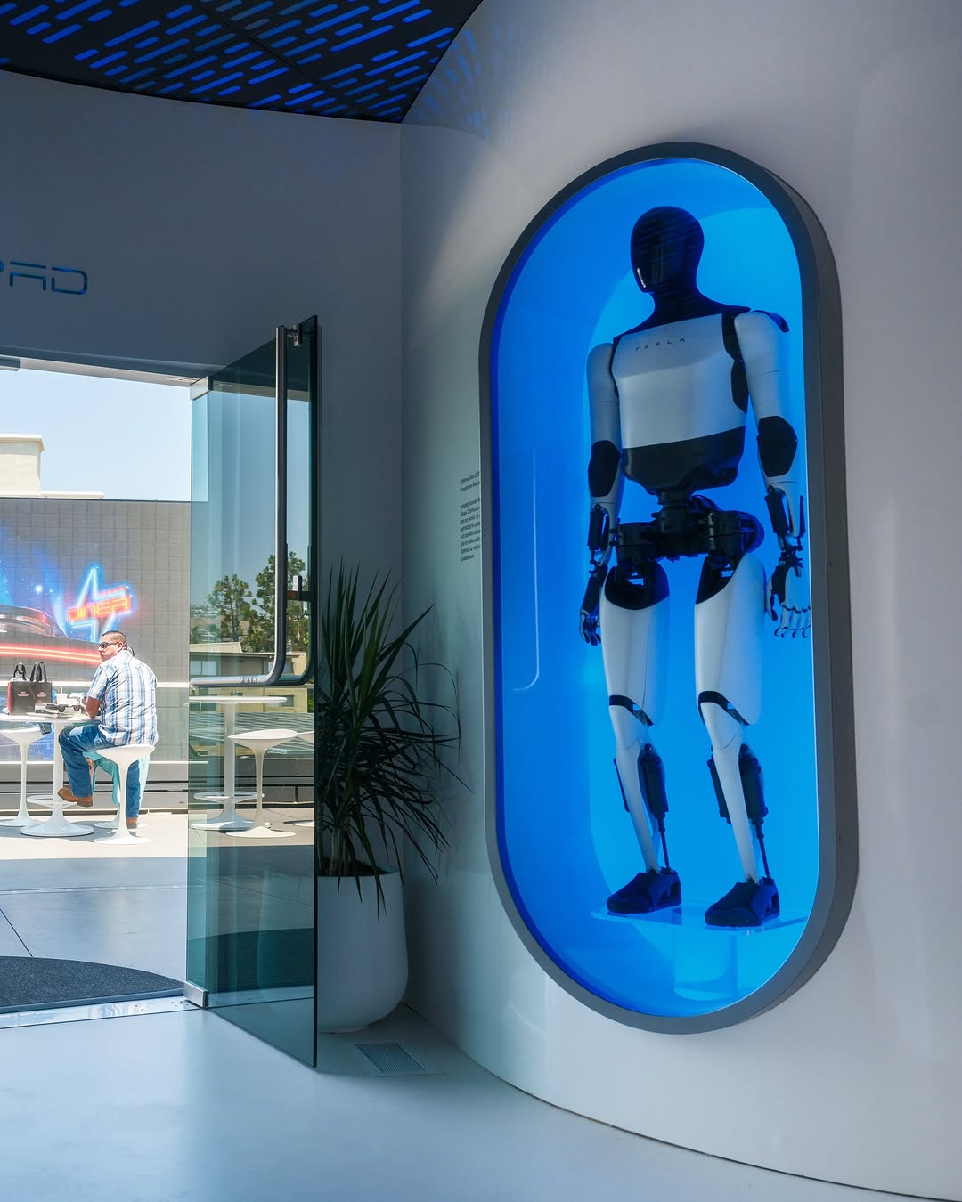 特斯拉餐厅在好莱坞正式开业！一家复古未来风格的餐厅和充电体验融为一体 80个V4超级充电桩对所有支持NACS接口的电动汽车开放，使其成为世界上最大的城市超级充电站 您可以通过车辆的触摸屏提前下单或到达时下单，并将餐点送至您的驾驶侧车窗——或者进来挑选 我们也有娱乐项目——两块巨型屏幕播放电影和特别节目 来我们的Skypad用餐并放松一下……或者在您的特斯拉车内舒适地观看（通过特斯拉餐厅应用观看，您也可以在其中查看电影时间表） 还可以购买一些独家商品，让您的朋友羡慕不已 我们那里见！ @teslamotors