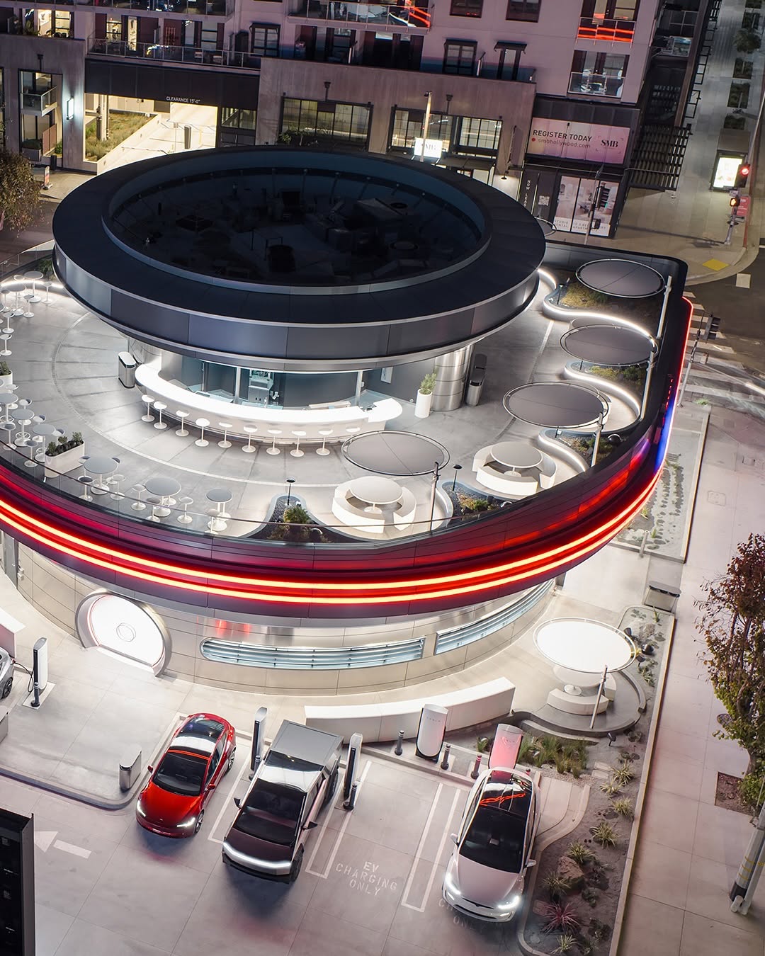 特斯拉餐厅在好莱坞正式开业！一家复古未来风格的餐厅和充电体验融为一体 80个V4超级充电桩对所有支持NACS接口的电动汽车开放，使其成为世界上最大的城市超级充电站 您可以通过车辆的触摸屏提前下单或到达时下单，并将餐点送至您的驾驶侧车窗——或者进来挑选 我们也有娱乐项目——两块巨型屏幕播放电影和特别节目 来我们的Skypad用餐并放松一下……或者在您的特斯拉车内舒适地观看（通过特斯拉餐厅应用观看，您也可以在其中查看电影时间表） 还可以购买一些独家商品，让您的朋友羡慕不已 我们那里见！ @teslamotors