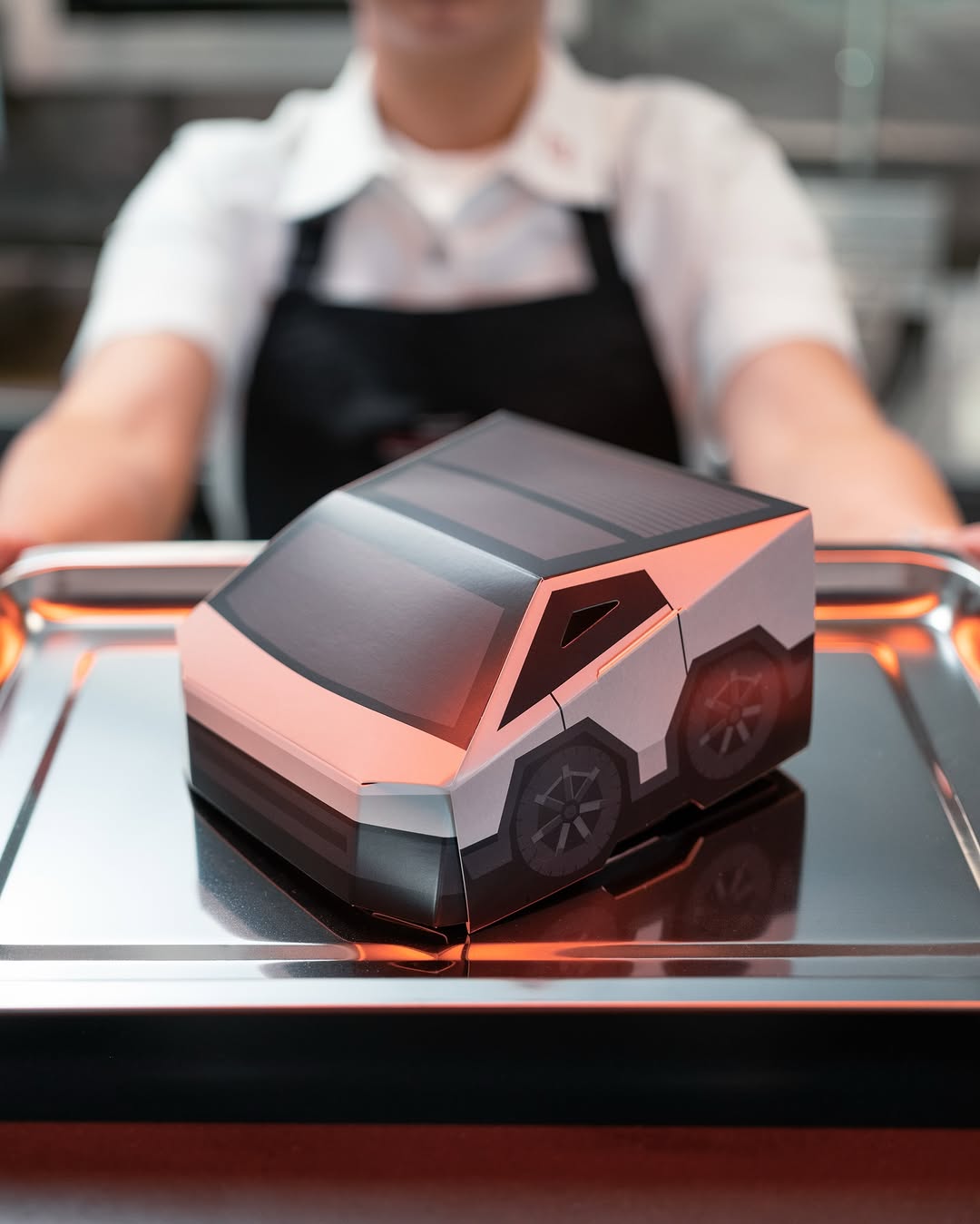 特斯拉餐厅在好莱坞正式开业！一家复古未来风格的餐厅和充电体验融为一体 80个V4超级充电桩对所有支持NACS接口的电动汽车开放，使其成为世界上最大的城市超级充电站 您可以通过车辆的触摸屏提前下单或到达时下单，并将餐点送至您的驾驶侧车窗——或者进来挑选 我们也有娱乐项目——两块巨型屏幕播放电影和特别节目 来我们的Skypad用餐并放松一下……或者在您的特斯拉车内舒适地观看（通过特斯拉餐厅应用观看，您也可以在其中查看电影时间表） 还可以购买一些独家商品，让您的朋友羡慕不已 我们那里见！ @teslamotors