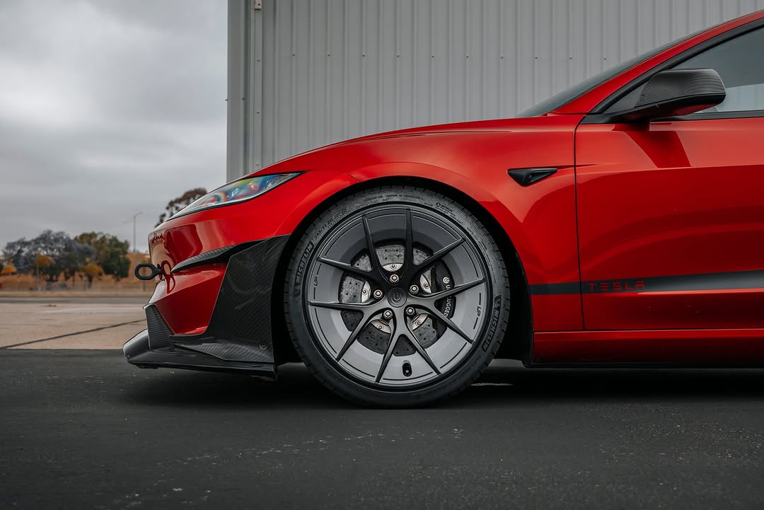 在赛道上使用我们的赛车轮毂。 在其他地方使用Road Warriors。 锻造而成。抗刮擦。日常耐用。 非常适合周末激烈赛车的特斯拉车主——但周一早上仍想看起来整洁得体。 🛞 950公斤以上载重能力（与我们的警用轮毂规格相同） 🛞 锻造6061-T6铝合金 🛞 集成防刮板（可更换金属材质，而非塑料） 🛞 空气动力学设计=最大续航 这是UP FORGED UP-RW。 @unpluggedperformance