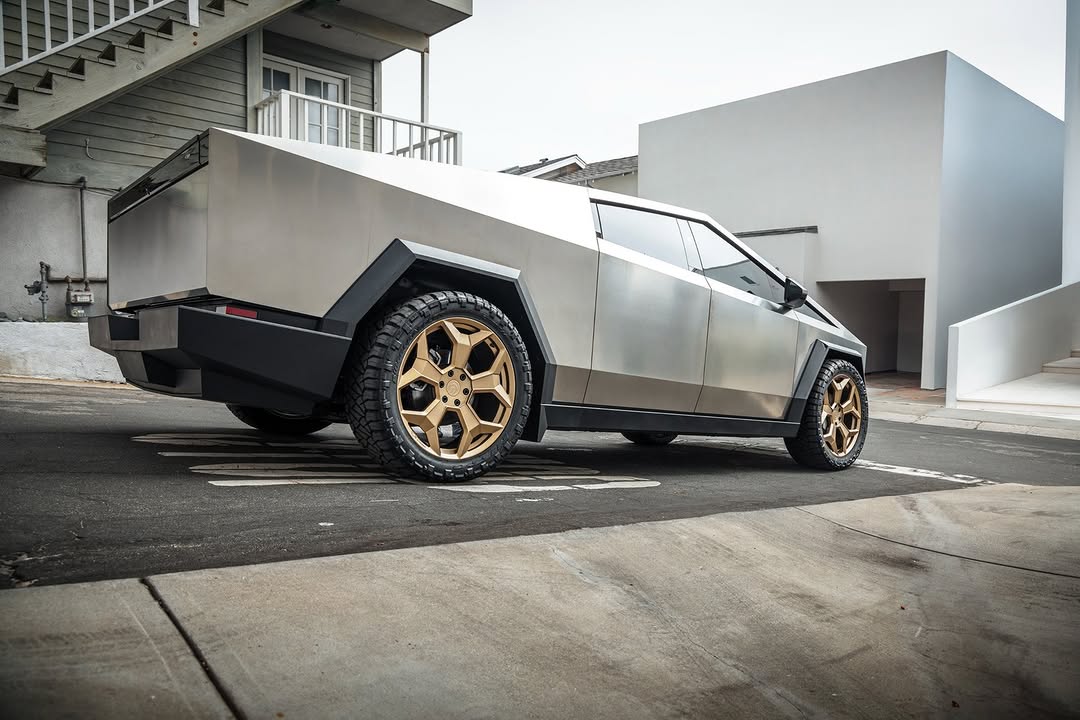 拥抱粗犷主义 🪨 专为特斯拉Cybertruck设计和制造，UP FORGED CYBRSPOKE以其他轮毂无法实现的方式展现出力量、姿态和存在感。 这正是OEM+本应代表的意义。 @unpluggedperformance