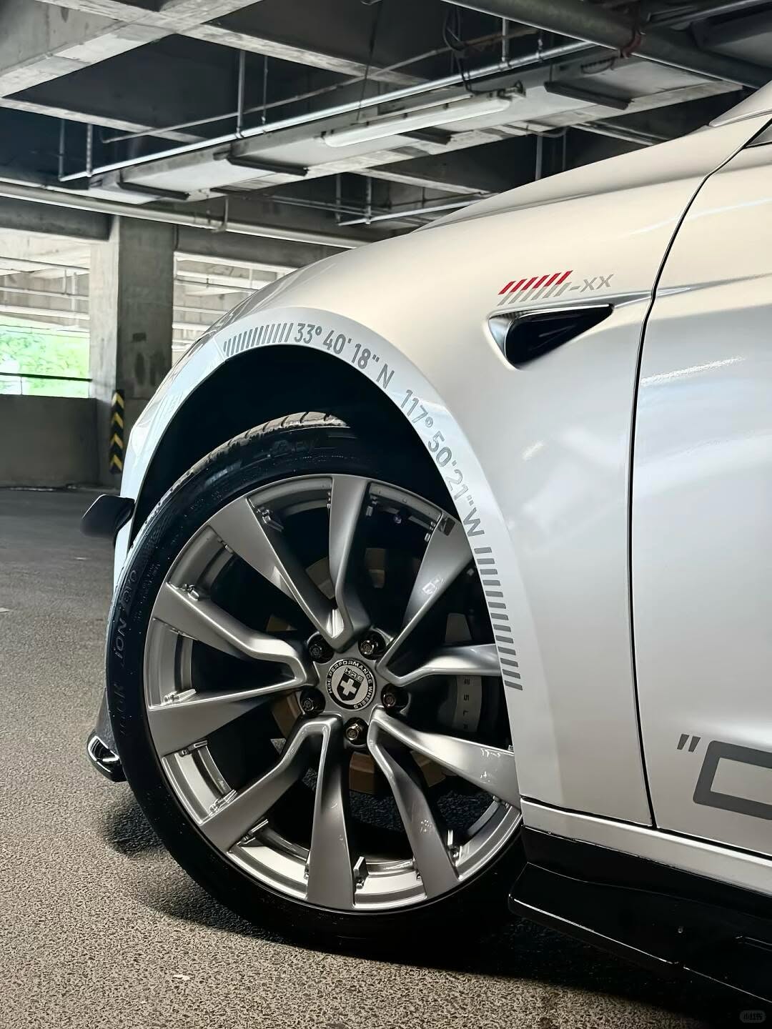 Model 3 🔥 📸：帅气的特斯拉车主 #RefreshedModel3 #Tesla #Model3 #EV #ElectricVehicle #EV #china #hongkong #Innovation $tsla #EVPerformance #CleanEnergy #ElectricCars #SustainableDriving #TechCars #NewEnergyVehicles #carwrap #carmods #tuning #carphotography @drivegreen_livegreen